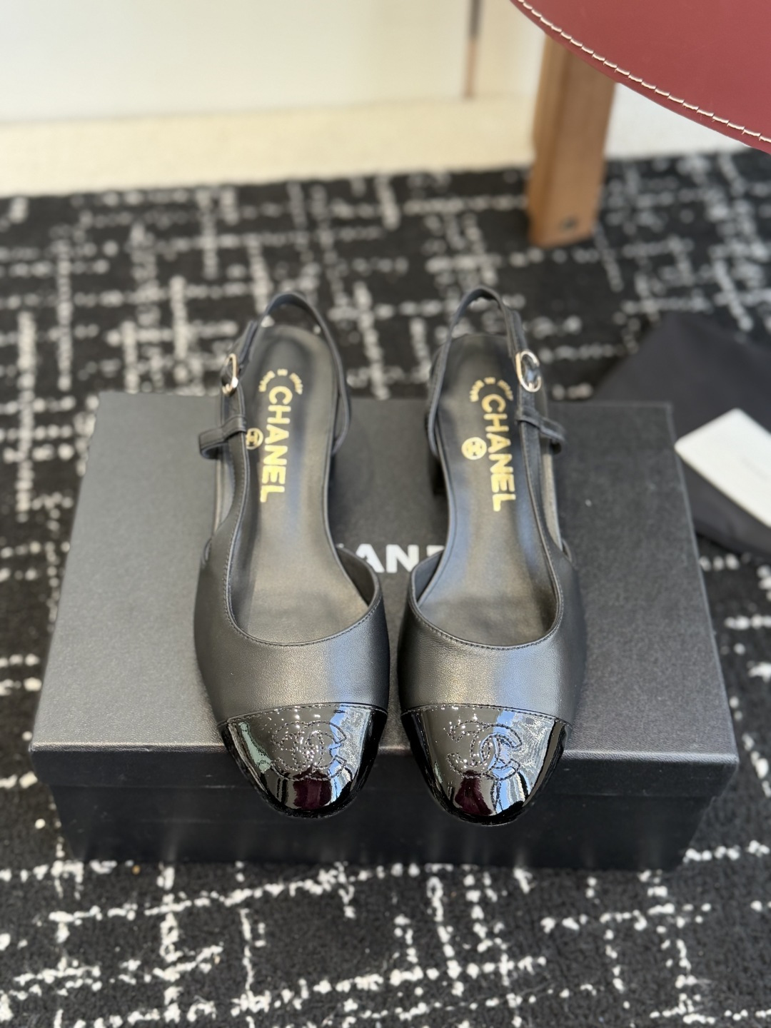 NO:682736,Purchasing agent CHANEL 26ss spring and summer show style back-to-back sandals. I was attracted by it at first sight. Feel free to wear it according to the weather changes!  Put on socks to instantly transform into cute shoes for spring and summer!  Transform into a magical princess in seconds. The upper is made of imported sheepskin. The lining is silk sheepskin. The foot feels super comfortable. The leather is very soft and skin-friendly. Italian imported genuine leather outsole Size35-41 (40 41 customized), sandals, chanel, chanel, sandals, sheepskin, Leather soles19860909代购级 CHANEL 香奈儿 26ss 春夏秀款 后空 凉鞋 第一眼看上就被种草了根据天气变化自由穿搭！套上袜套春夏秒变可爱单鞋！秒变魔法公主 鞋面采用进口羊皮 内里踮脚丝绸羊皮 脚感超级舒服 皮料非常柔软亲肤 意大利进口真皮大底 Size35-41（40 41定制）,凉鞋,chanel,chanel,sandals,sheepskin,Leather soles,Women's Shoes