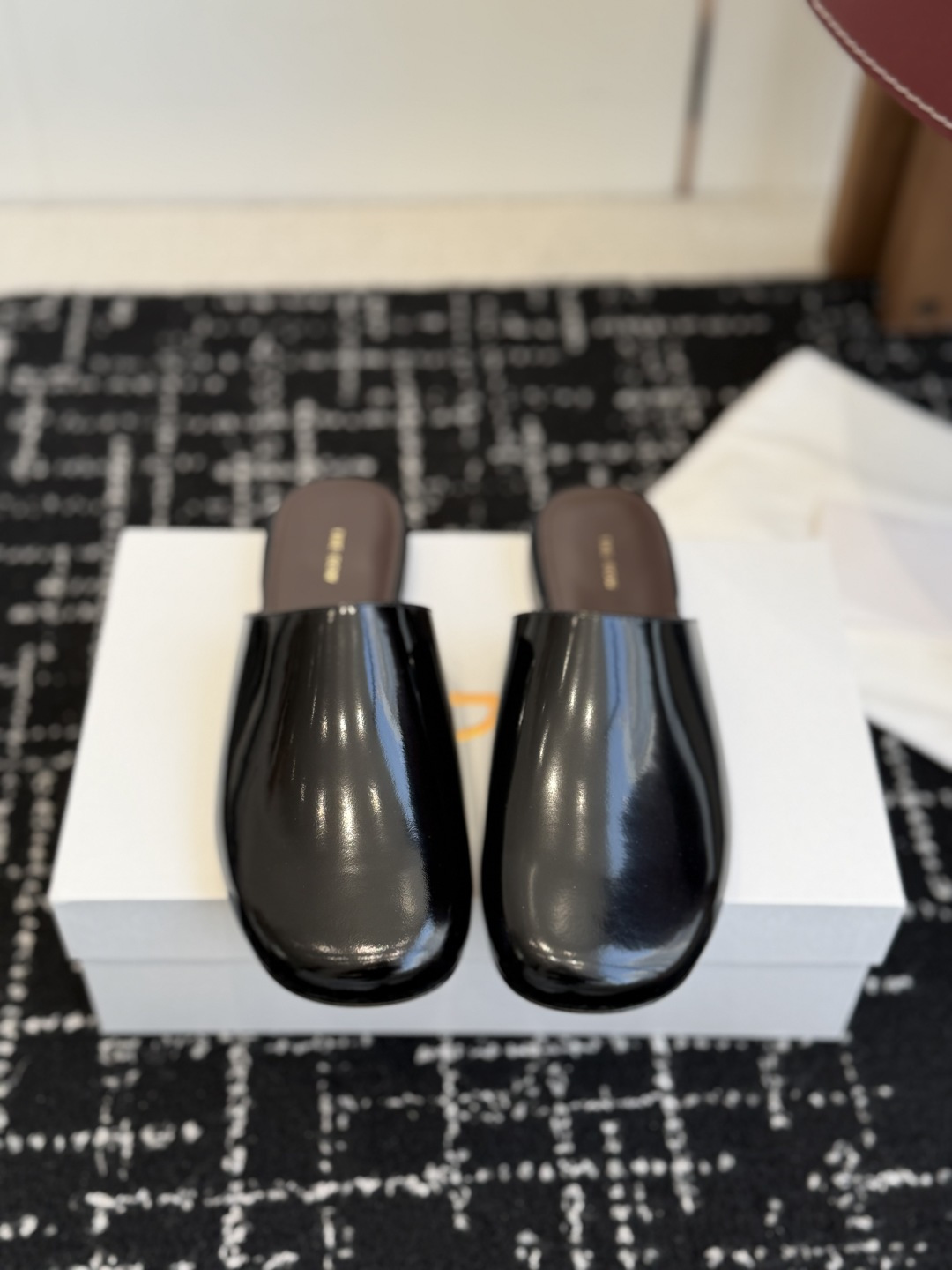 NO:682705,Dongguan purchasing agent The Row's new Roman Muller slippers. I fell in love with these shoes when I first saw them. They have a retro flavor and are casually paired with sexy and charming designs!  Consistently minimalist style, without any logo embellishment, simplicity is high-end. This model is very tolerant. The imported cowhide material itself is malleable, so it can be worn by skinny or fleshy feet. It has good wrapping properties, and it will fit more closely when walking without shaking. It is very comfortable. This kind of slippers is really suitable for trousers and long skirts. The breathable mesh looks very cool and sexy. It is high-end, simple and has a sense of design. It is often worn in summer. It is very easy to match. 10,000 recommendations. The upper is customized with imported cowhide beads.  The foot pads are made of imported grain mixed sheepskin, which is very comfortable and soft. The outsole is made of imported Italian leather outsole Size#35-40 (40 is custom-made and cannot be returned or exchanged), semi-trailers, slippers, skirts, cowhide, sheepskin, Leather soles19860909东莞代购级 The Row新款罗马穆勒拖,第一眼看到这个鞋子就爱上了,带点复古味随性搭配性感迷人好看！一贯极简风格,没有任何logo点缀,简单即是高级 这一款包容性挺广的,材质进口牛皮本身就有延展性所以瘦一点还是肉一点的脚都能穿 它的包裹性很好,走起来会更贴合不会甩很舒适. 这种拖鞋真的好适合长裤长裙,透气织网的样子很清凉小性感,高级简单又有设计感夏日穿着频率很高,非常好搭配,一万个推荐. 鞋面定制进口牛皮开边珠 垫脚进口粒面混种羊皮,非常舒适柔软,大底采用进口意大利真皮大底 Size#35-40（40订做不退换）,半拖,slippers,skirts,cowhide,sheepskin,Leather soles,Women's Shoes