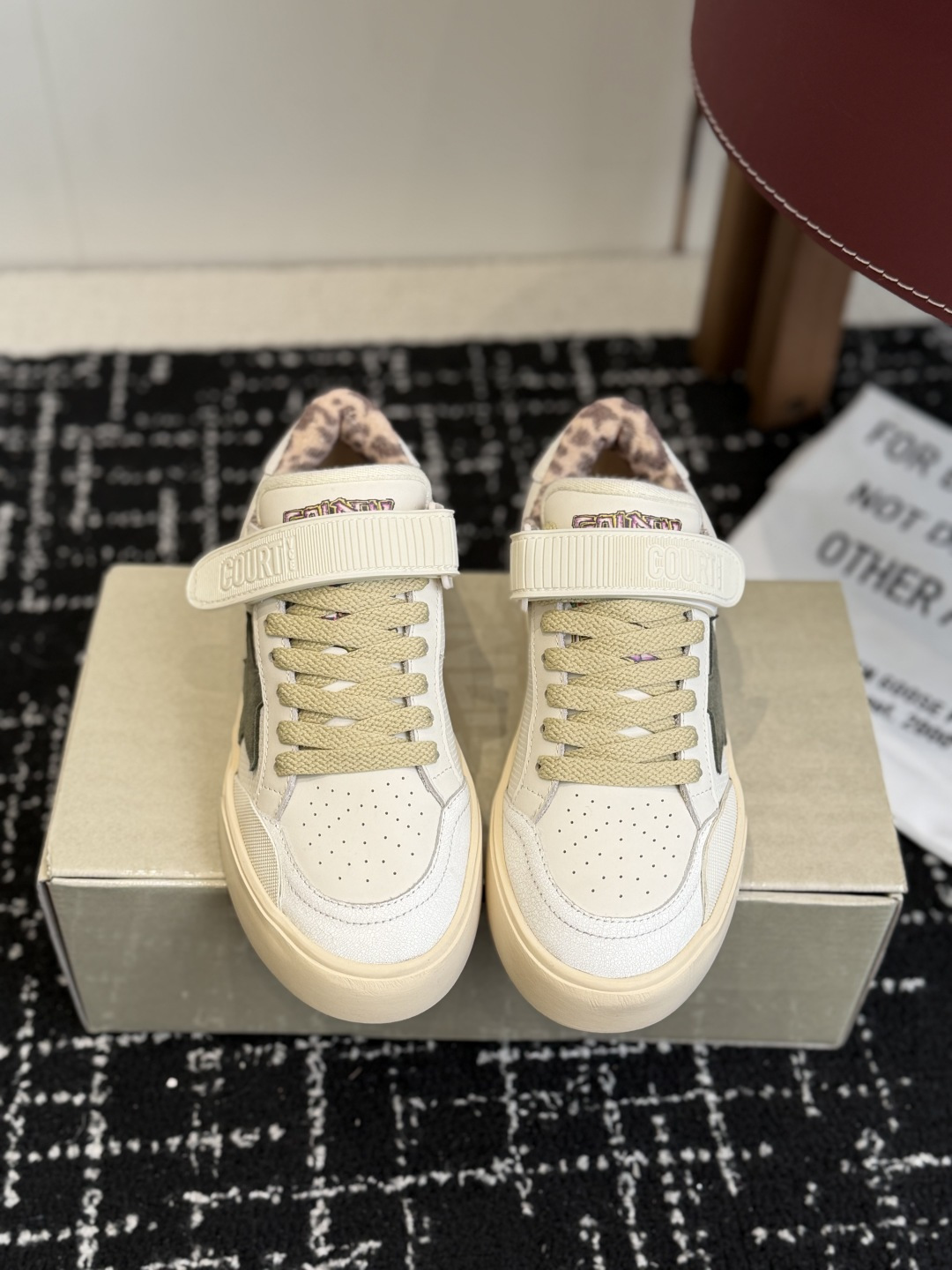 NO:682690,Purchasing-grade GGDB Golden Goose star sneakers, casual shoes, continue the brand's iconic style of old dirty shoes, combined with the low-top shape of retro sneakers, the shoe shape is simple and neat; the classic star logo on the side is the core of brand recognition, and the thick shoelace design of outdoor style adds a sense of hierarchy.  The soft milk tea and off-white colors are chosen, and the low-saturation color matching is more versatile; the shoelaces are made of coarsely woven outdoor rope straps, and the simple logos on the tongue and upper continue the brand's minimalist and retro tone. At the same time, the wrapping design of the shoe improves the wearing comfort. The upper is cow suede/cloth, the lining is sheepskin, the outsole is rubber, the heel height is 2.5cm, Size35-41 (40  Size 41 customized (non-refundable), casual shoes/sports shoes, sneakers, sheepskin19860909代购级 GGDB Golden Goose 星星运动鞋板鞋休闲鞋 延续品牌标志性的做旧脏脏鞋风格,结合复古板鞋的低帮造型,鞋型简约利落；侧边经典的星星标识是品牌辨识度核心,同时融入户外风的粗鞋带设计,增添层次感. 选用柔和的奶茶色、米白色系,低饱和度配色更显百搭；鞋带采用粗织纹理的户外风绳带,鞋舌与鞋帮处的简约标识,延续品牌极简又复古的调性,同时鞋型的包裹性设计提升了穿着舒适度. 鞋面牛反绒/布 内里羊皮 大底橡胶大底 跟高2.5cm Size35-41（40 41码定制不退换）,休闲鞋/运动鞋,sneakers,sheepskin,Women's Shoes