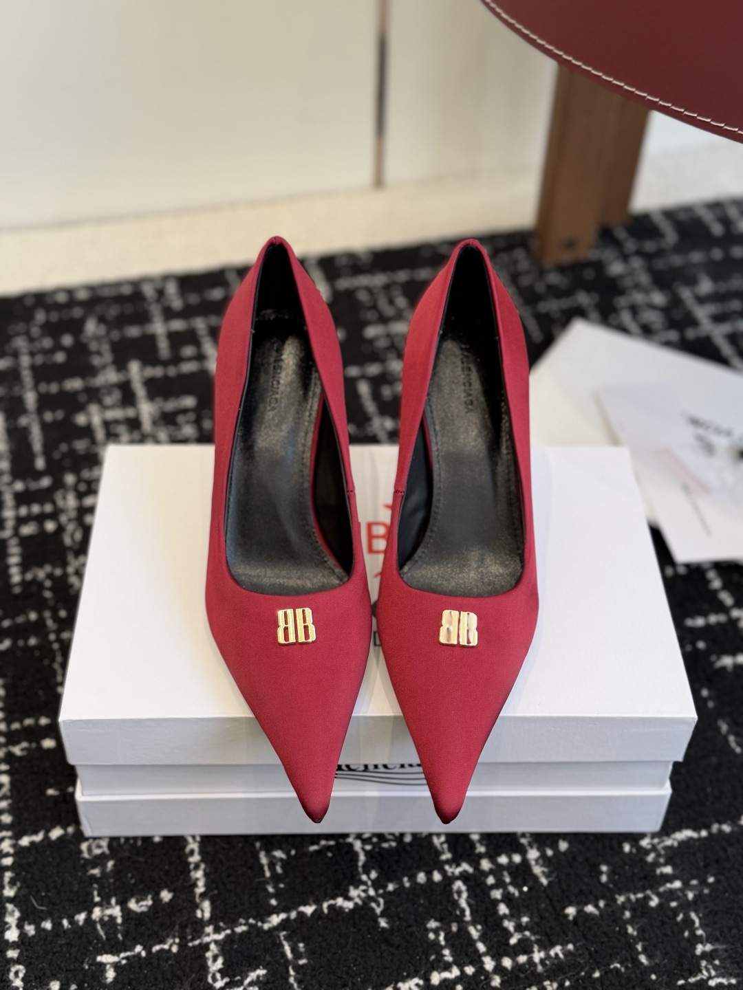 NO:680831,Purchasing agent Balenciaga 25s spring and summer new style double B buckle pointed toe sandals single shoes high heels Balenciaga's high heels are very good at winning women's hearts!  Simply stunning!  Your feet are sparkling!  And it’s very versatile!  This year’s new styles are starting to come in bright and vibrant colors!  I also hope that all women will be bright!  !  Material imported sheepskin, imported silk lining sheep lining, outsole, genuine leather outsole imported from Italy, heel height 8.5cm, Size#34-42 (34, 40, 41, 42, 43, custom made, non-returnable), high heels, balenciaga, balenciaga, sandals, high heels, sheepskin, real silk, Leather soles19860909代购级 Balenciaga 25s春夏新款 双B 扣尖头 凉鞋 单鞋 高跟鞋 巴黎世家出的高跟鞋都很会拿捏女人心！简直美呆了！ 上脚熠熠生辉！而且也很百搭！今年的新款开始出现明亮鲜艳的颜色！也希望女性都明媚！！ 材质进口羊皮 进口真丝内里羊里 大底意大利进口真皮大底 跟高8.5cm Size#34-42（34 40 41 42 43订做不退换）,高跟鞋单鞋,balenciaga,balenciaga,sandals,high heels,sheepskin,real silk,Leather soles,Women's Shoes