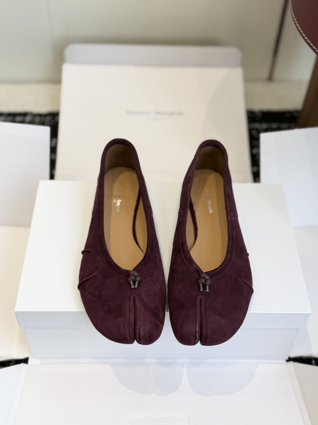 NO:680819,Dongguan purchasing agent grade (Official website sync box packaging) Maison Margiela丨MM6 Margiela 25 ss new thick heel split-toe shoes Tabi split-toe shoes ballet shoes original molded double-layer genuine leather soles original set-lasted shoes are very generous and can be easily matched with various styles The gospel of short legs The upper body instantly becomes longer legs in an instant The upper body is not bound by conventions, you can be yourself as you like ~ Fried chicken on the feet is soft and comfortable The upper is imported suede  Original sheepskin lining, original Italian double-layer genuine leather outsole, heel Size: 35-40 (40 customization is not returnable), split-toe shoes, masion margiela, masion margiela, sheepskin, chamois leather19860909东莞代购级（官网同步盒包装） Maison Margiela丨MM6马吉拉25 ss新款粗跟分趾鞋 Tabi分趾鞋 芭蕾舞鞋 原版开模双层真皮鞋底 原版套楦鞋型很大方 搭配各种风格都 轻松驾驭 小短腿的福音 上身瞬间秒变大长腿 上脚不被常规所拘束,随心所欲做自己～上脚炒鸡柔软舒适 鞋面进口麂皮 内里原版羊皮 大底原版意大利双层真皮底跟 Size: 35-40（40定制不退换）,分趾鞋,masion margiela,masion margiela,sheepskin,chamois leather,Women's Shoes