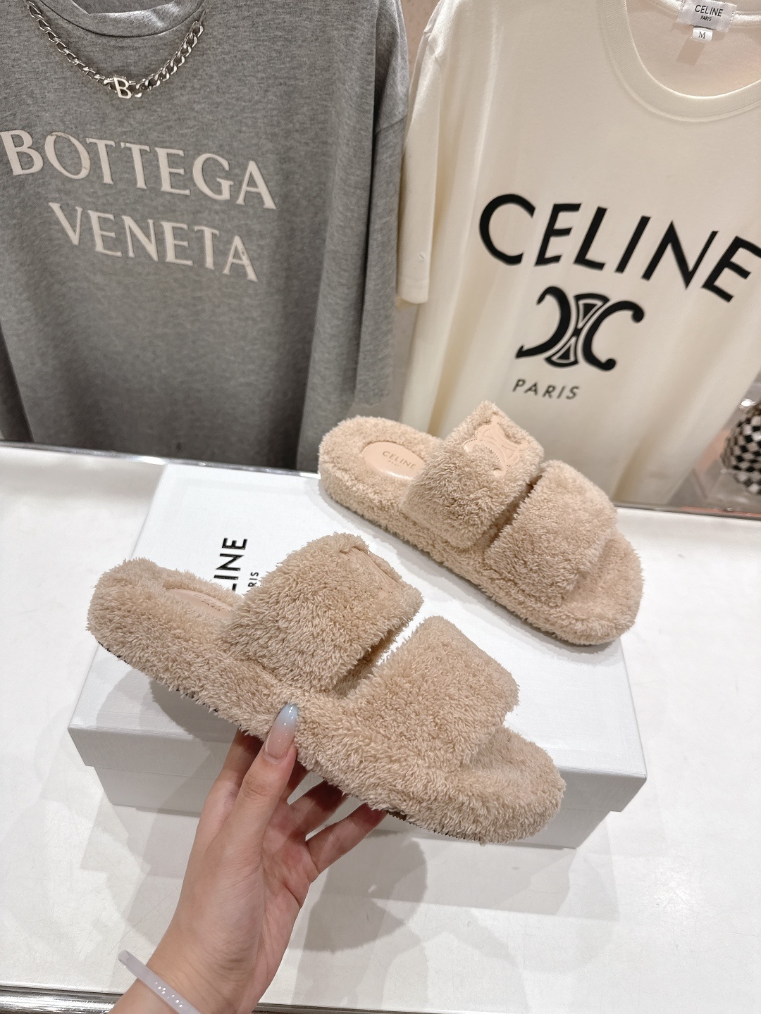 市场高版本 Celine/塞琳 2025ss新款居家保暖凯旋门毛毛拖鞋🐏🐏这一季的赛琳又让我重新爱了它一