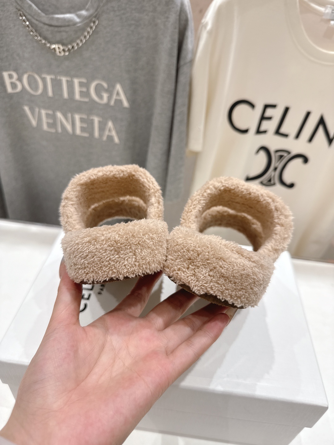 市场高版本 Celine/塞琳 2025ss新款居家保暖凯旋门毛毛拖鞋🐏🐏这一季的赛琳又让我重新爱了它一