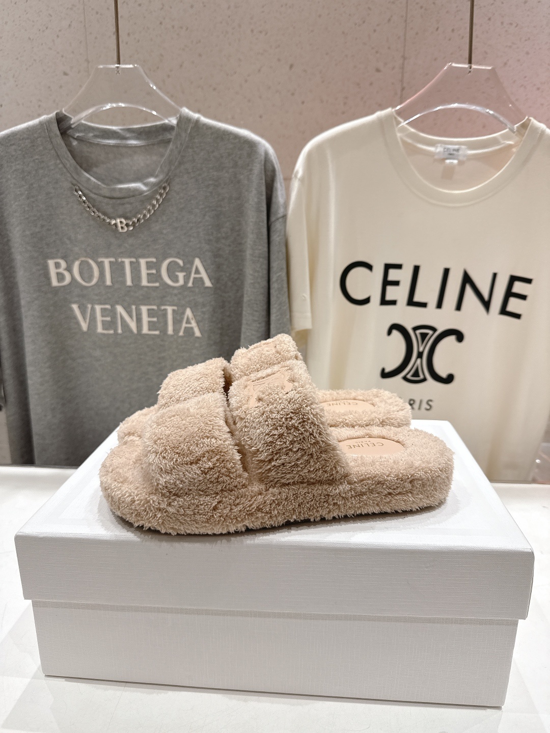 市场高版本 Celine/塞琳 2025ss新款居家保暖凯旋门毛毛拖鞋🐏🐏这一季的赛琳又让我重新爱了它一