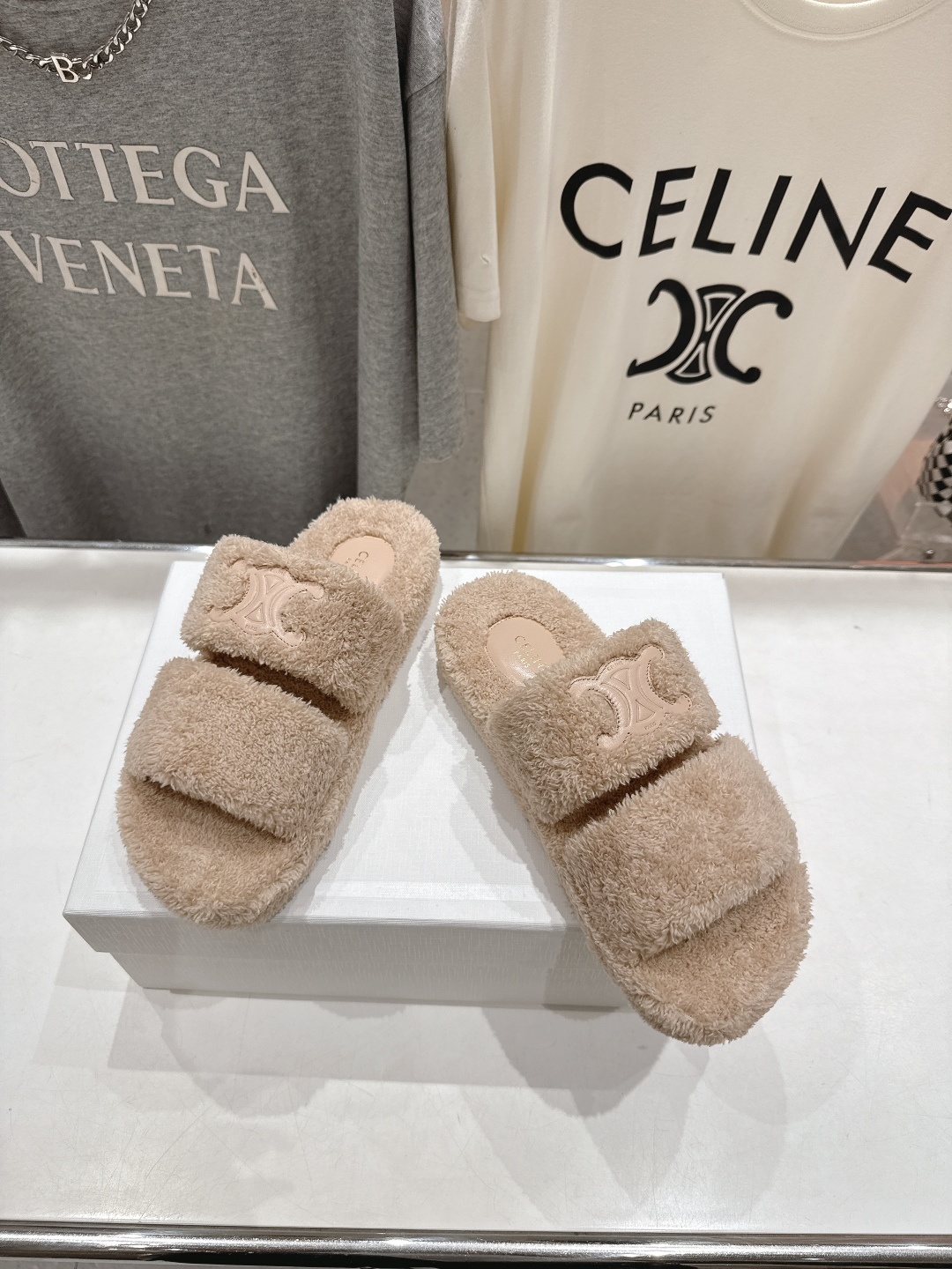 市场高版本 Celine/塞琳 2025ss新款居家保暖凯旋门毛毛拖鞋🐏🐏这一季的赛琳又让我重新爱了它一