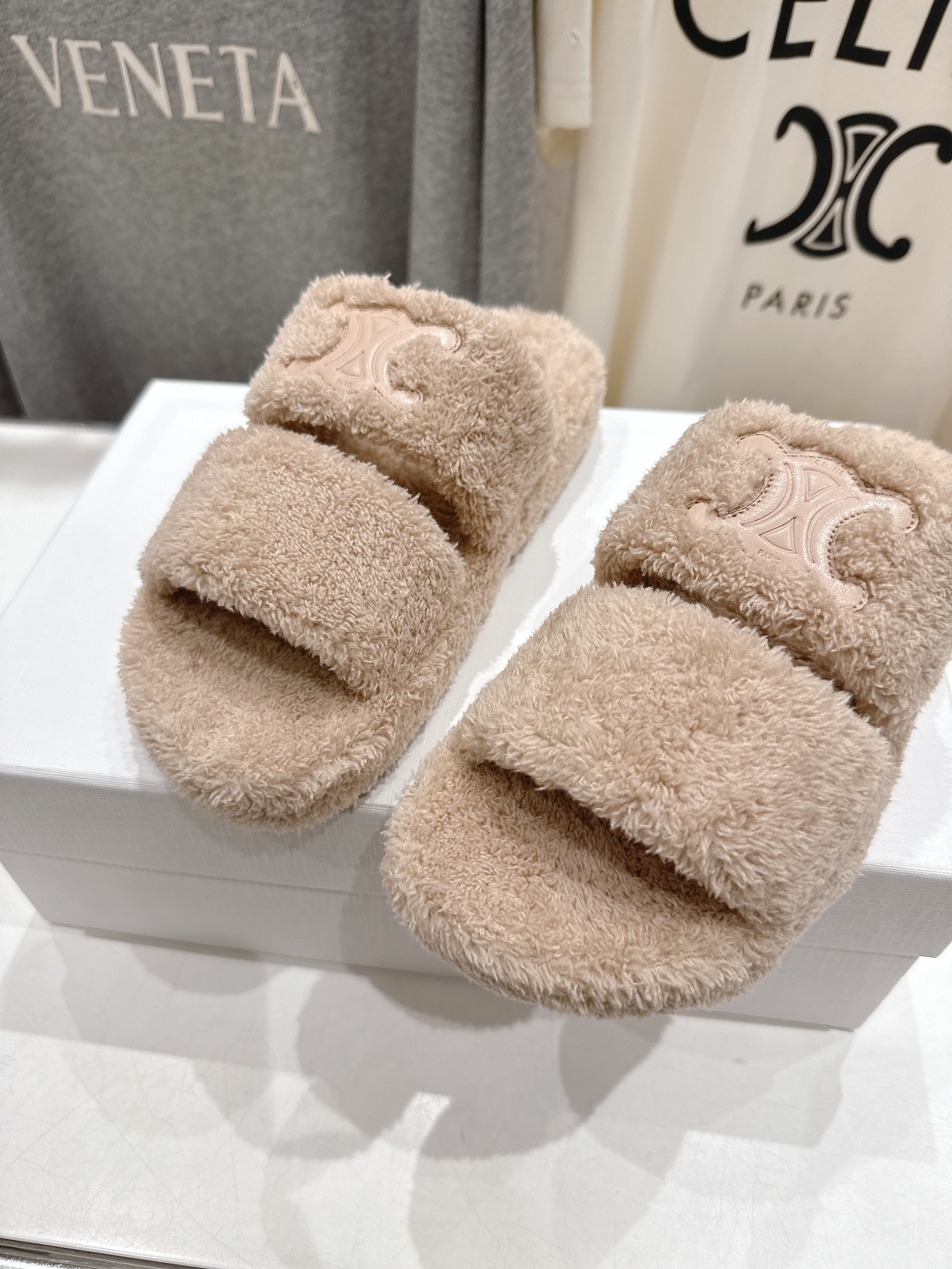 市场高版本 Celine/塞琳 2025ss新款居家保暖凯旋门毛毛拖鞋🐏🐏这一季的赛琳又让我重新爱了它一
