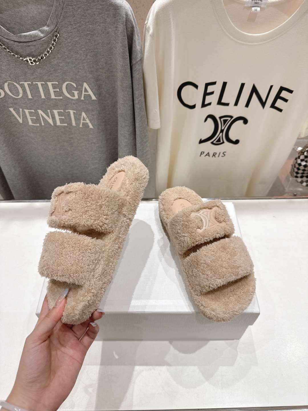 市场高版本 Celine/塞琳 2025ss新款居家保暖凯旋门毛毛拖鞋🐏🐏这一季的赛琳又让我重新爱了它一