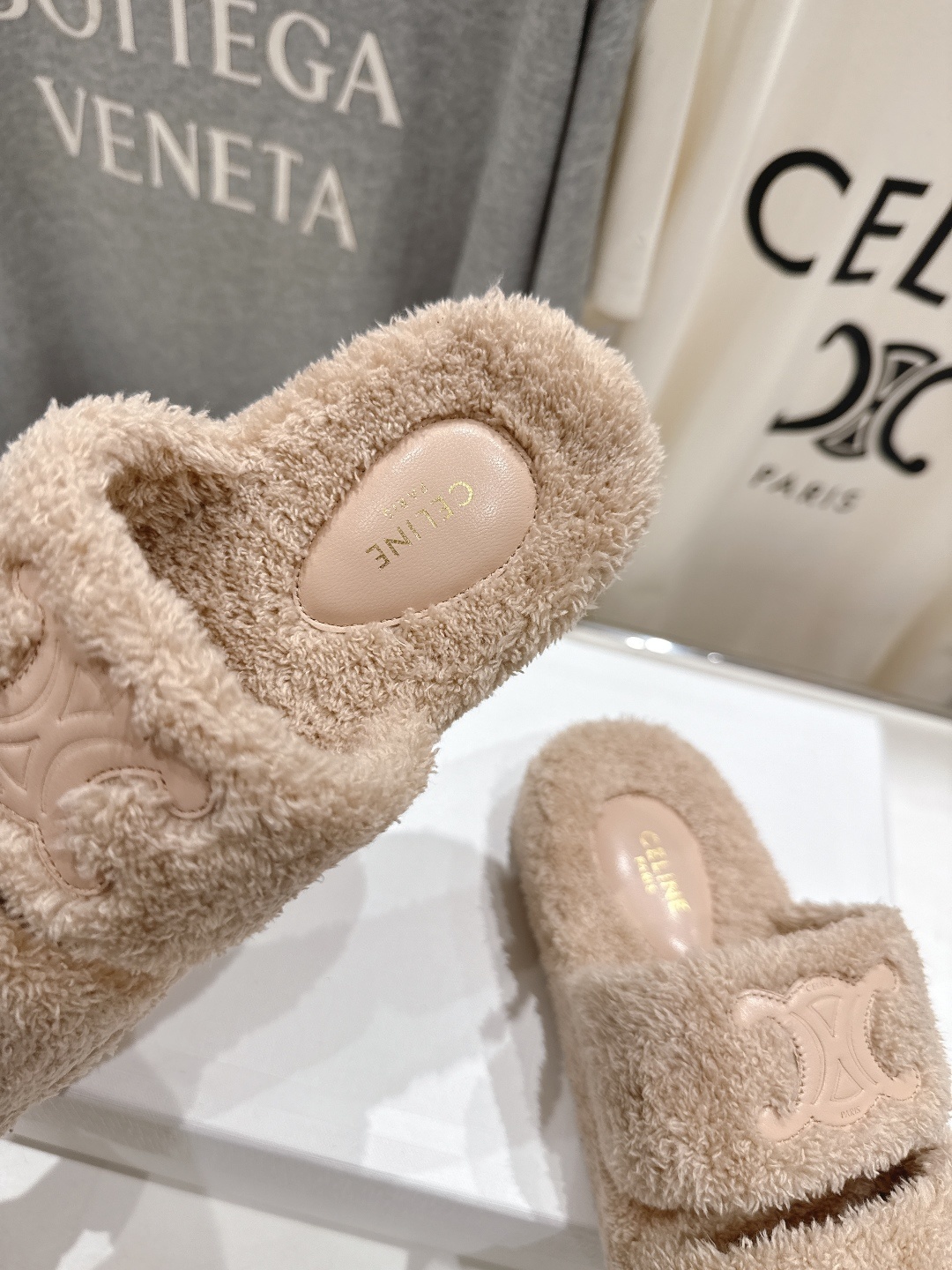 市场高版本 Celine/塞琳 2025ss新款居家保暖凯旋门毛毛拖鞋🐏🐏这一季的赛琳又让我重新爱了它一