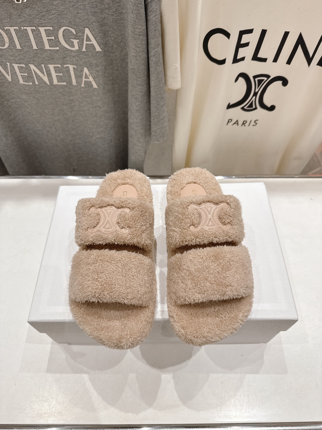 市场高版本 Celine/塞琳 2025ss新款居家保暖凯旋门毛毛拖鞋🐏🐏这一季的赛琳又让我重新爱了它一