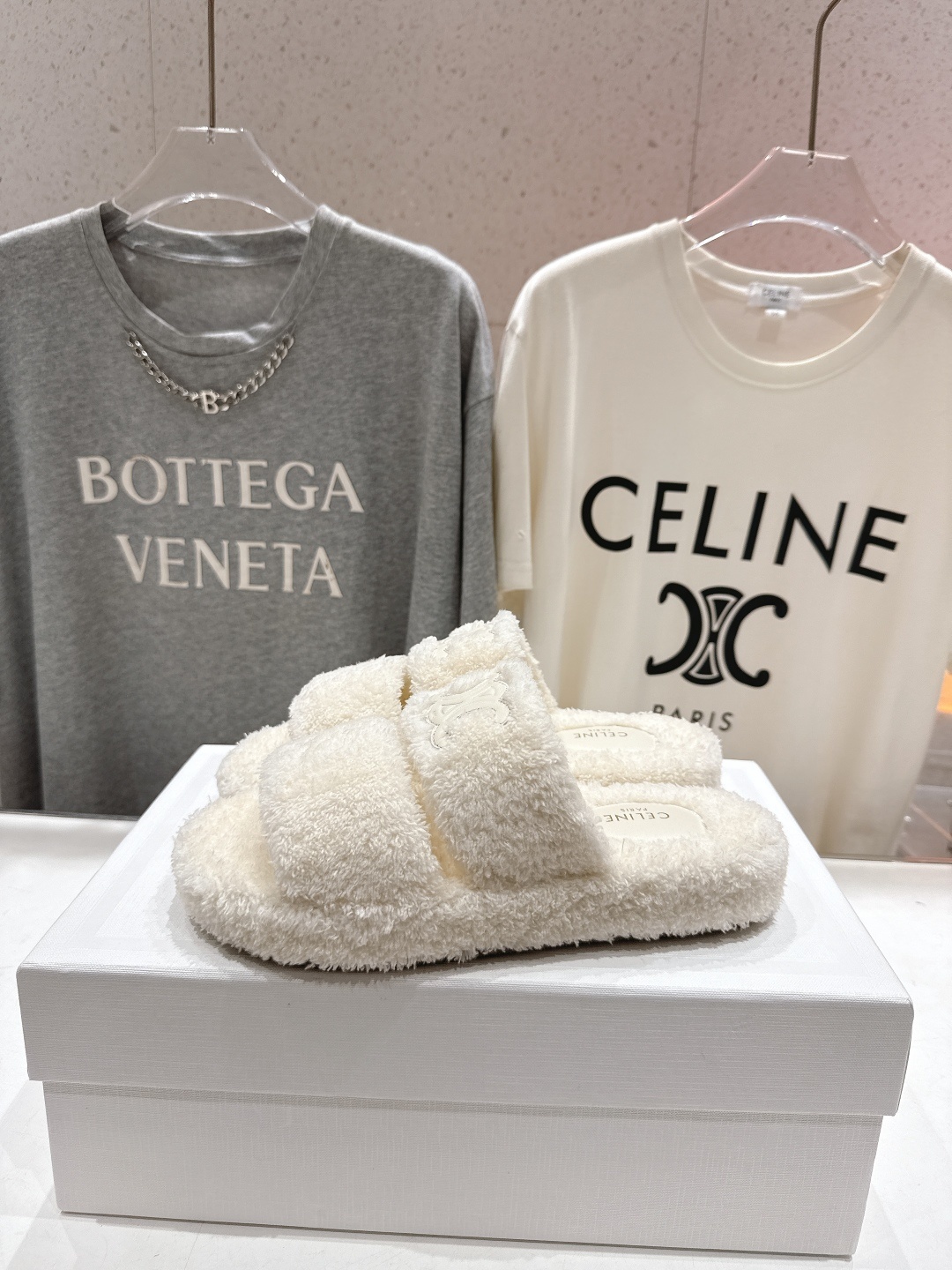 市场高版本 Celine/塞琳 2025ss新款居家保暖凯旋门毛毛拖鞋🐏🐏这一季的赛琳又让我重新爱了它一