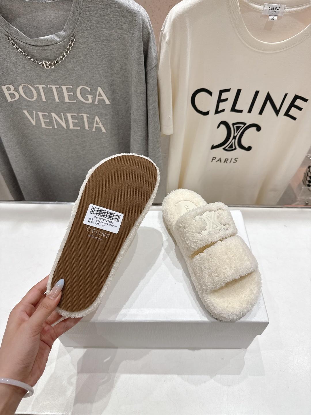 市场高版本 Celine/塞琳 2025ss新款居家保暖凯旋门毛毛拖鞋🐏🐏这一季的赛琳又让我重新爱了它一