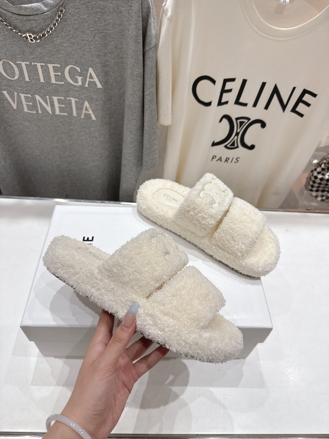 市场高版本 Celine/塞琳 2025ss新款居家保暖凯旋门毛毛拖鞋🐏🐏这一季的赛琳又让我重新爱了它一
