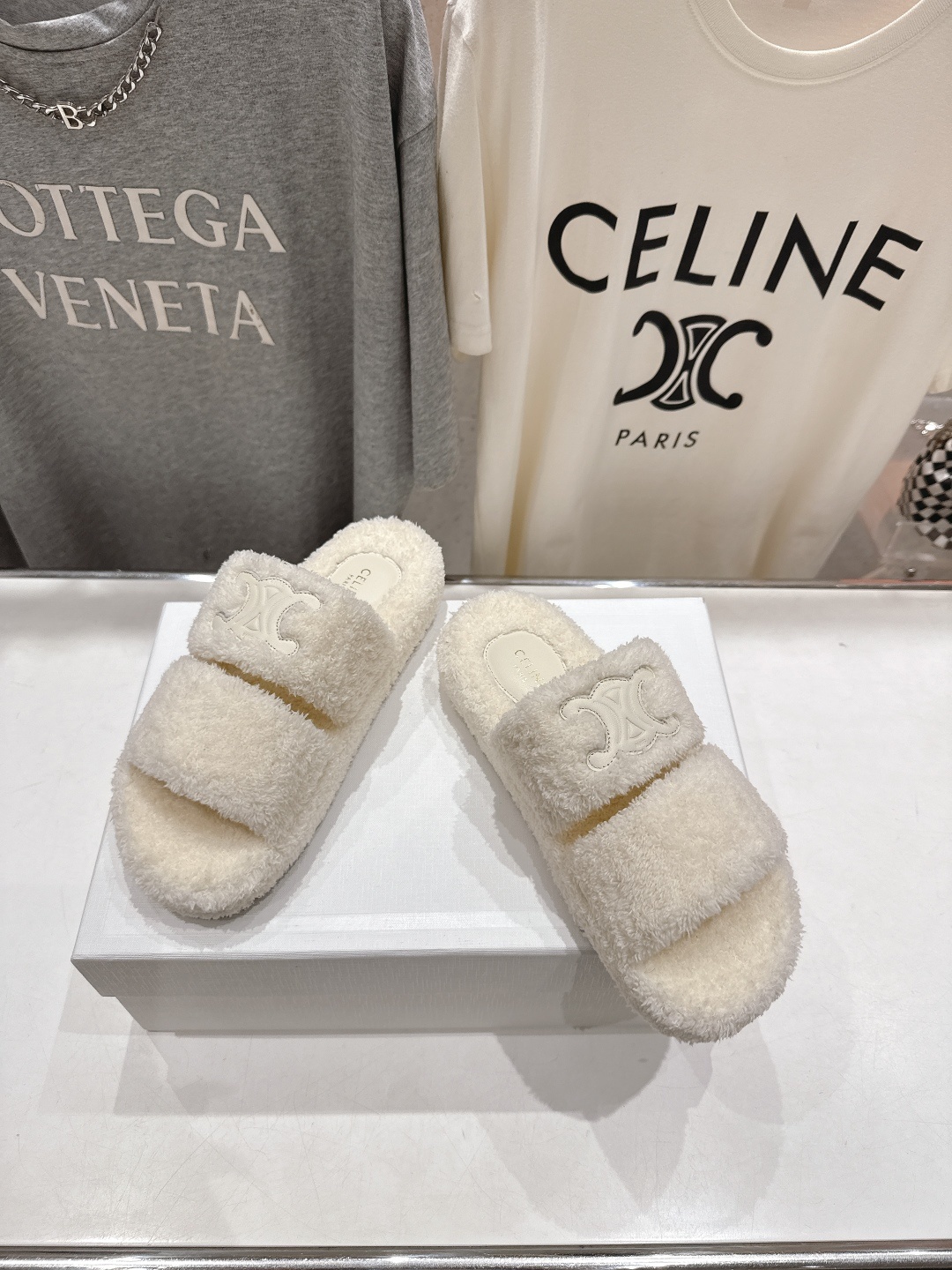 市场高版本 Celine/塞琳 2025ss新款居家保暖凯旋门毛毛拖鞋🐏🐏这一季的赛琳又让我重新爱了它一