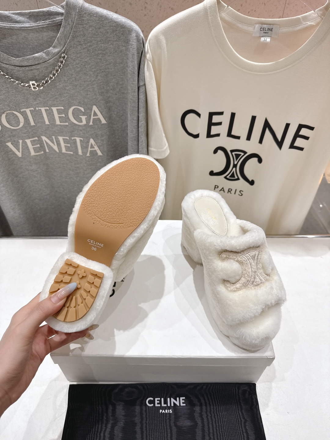 高版本出厂 Celine/塞琳 2025ss新款F030厚底坡跟半包羊毛拖鞋🐏，上脚非常舒适保暖这一季的