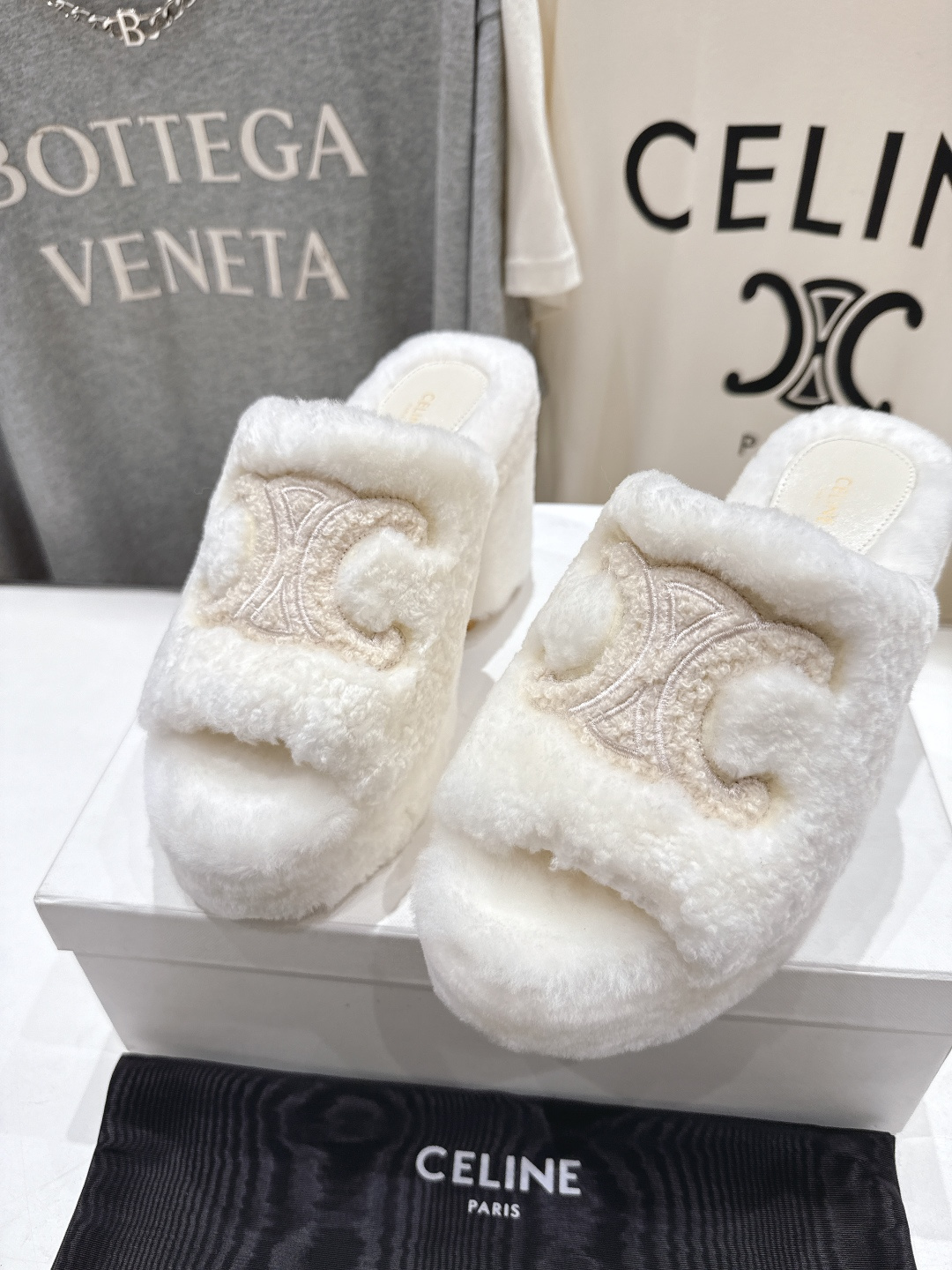 高版本出厂 Celine/塞琳 2025ss新款F030厚底坡跟半包羊毛拖鞋🐏，上脚非常舒适保暖这一季的