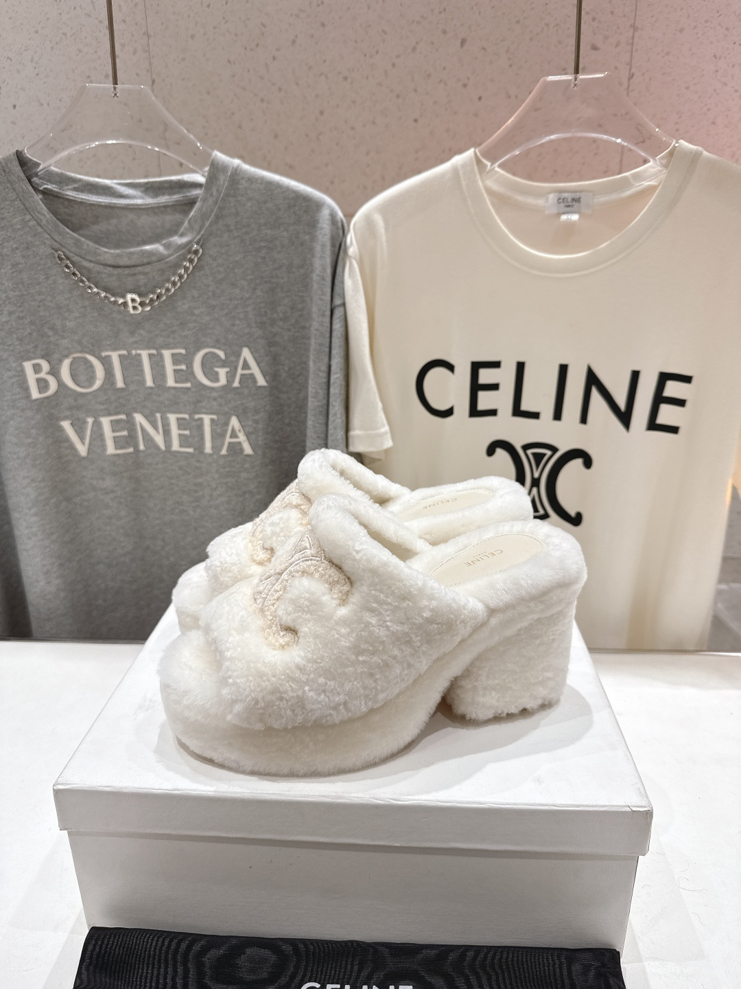 高版本出厂 Celine/塞琳 2025ss新款F030厚底坡跟半包羊毛拖鞋🐏，上脚非常舒适保暖这一季的