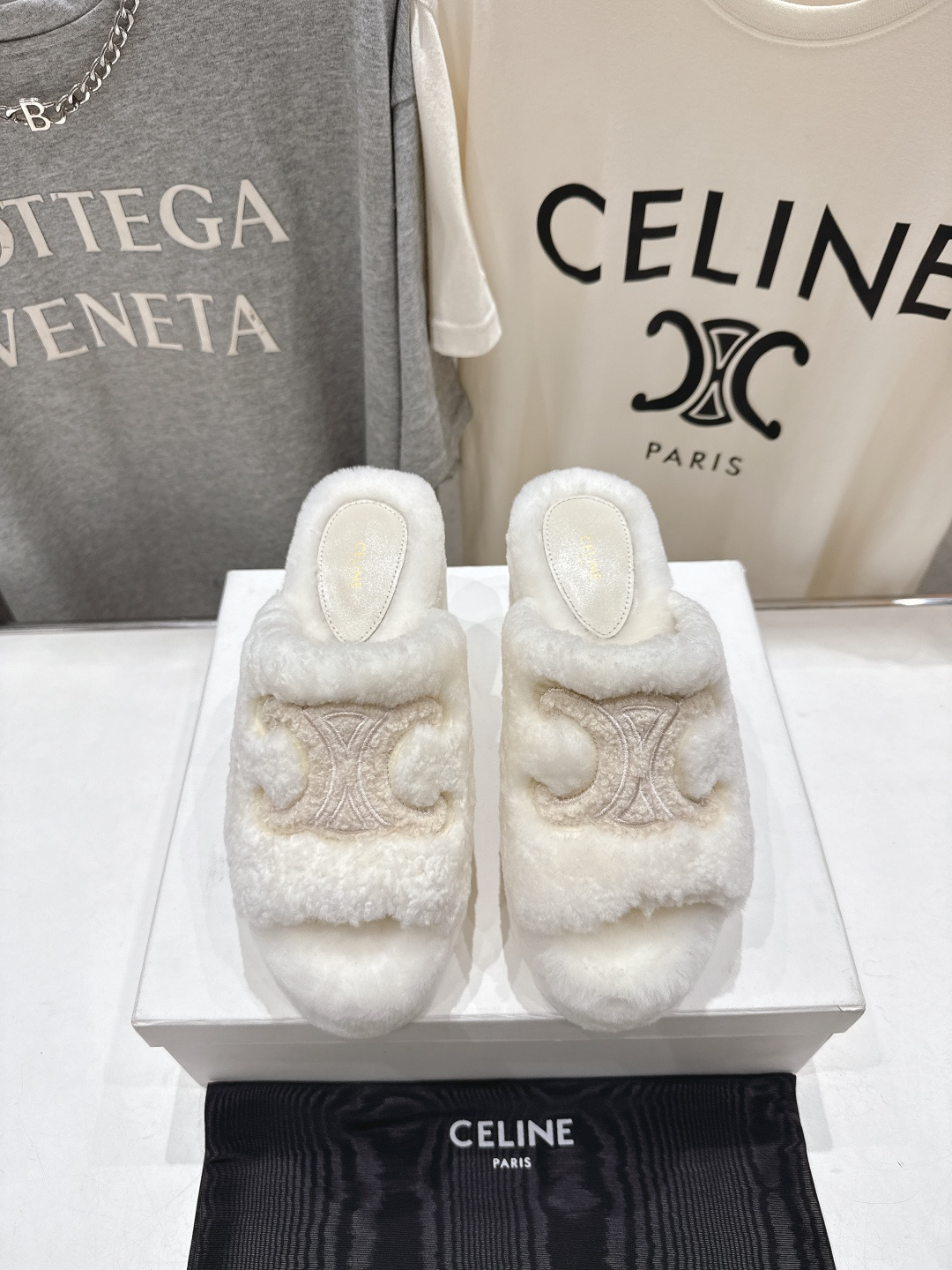 高版本出厂 Celine/塞琳 2025ss新款F030厚底坡跟半包羊毛拖鞋🐏，上脚非常舒适保暖这一季的