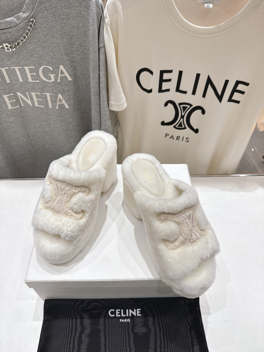 高版本出厂 Celine/塞琳 2025ss新款F030厚底坡跟半包羊毛拖鞋🐏，上脚非常舒适保暖这一季的