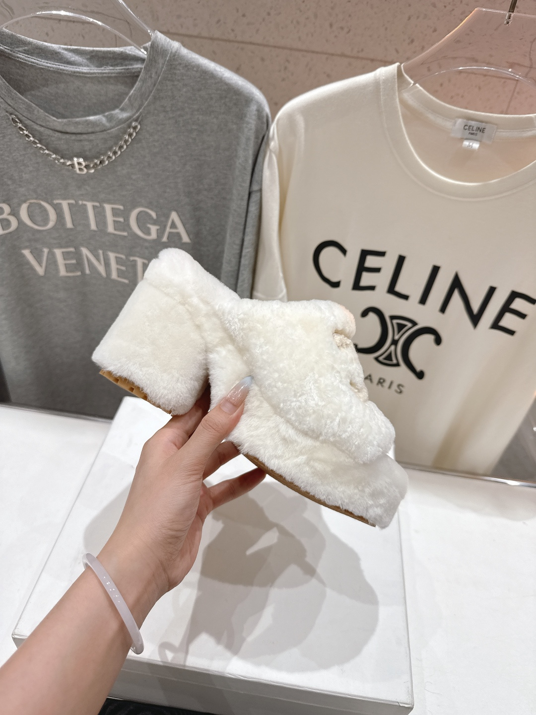 高版本出厂 Celine/塞琳 2025ss新款F030厚底坡跟半包羊毛拖鞋🐏，上脚非常舒适保暖这一季的
