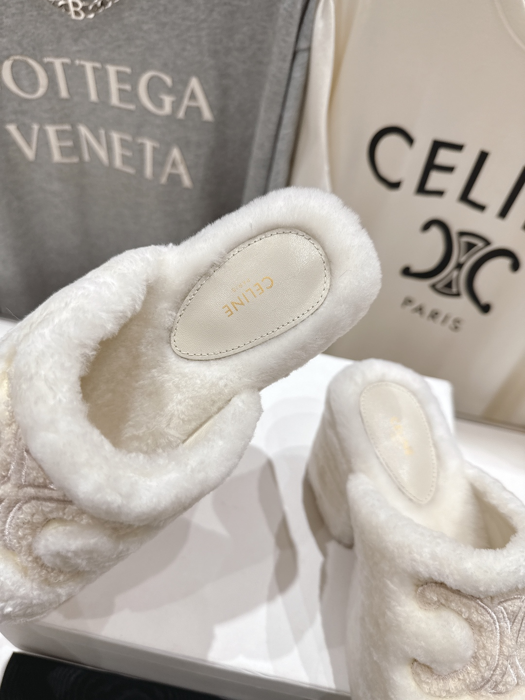 高版本出厂 Celine/塞琳 2025ss新款F030厚底坡跟半包羊毛拖鞋🐏，上脚非常舒适保暖这一季的