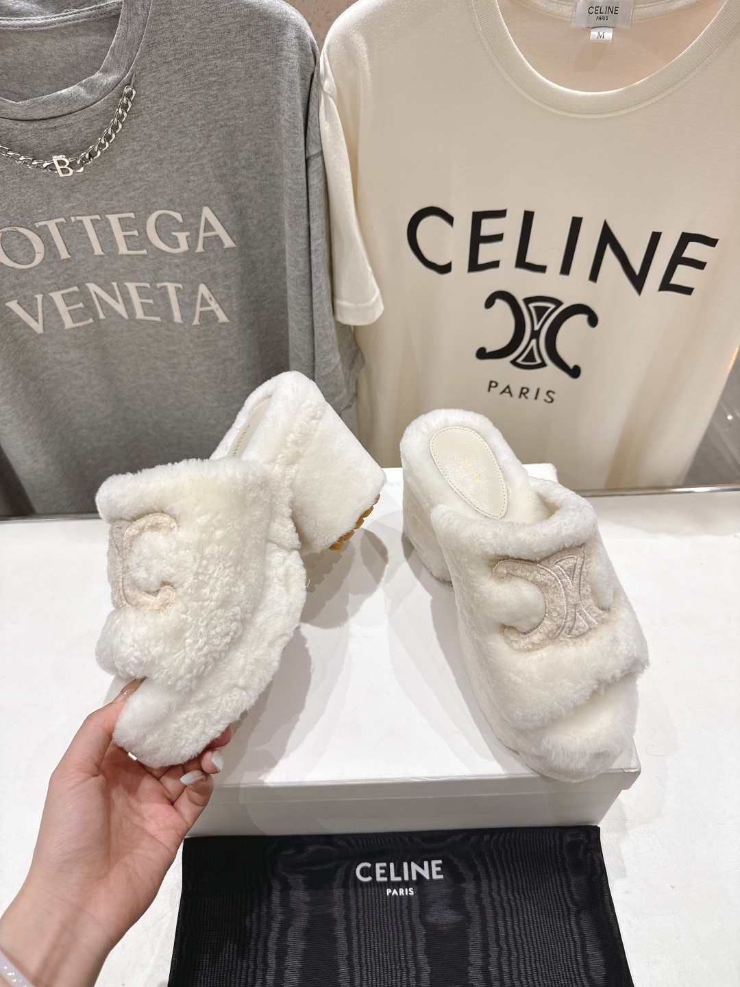 高版本出厂 Celine/塞琳 2025ss新款F030厚底坡跟半包羊毛拖鞋🐏，上脚非常舒适保暖这一季的