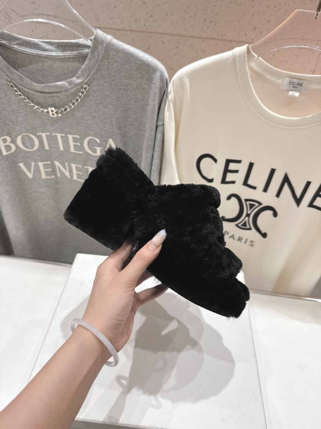 高版本出厂 Celine/塞琳 2025ss新款F030厚底坡跟半包羊毛拖鞋🐏，上脚非常舒适保暖这一季的