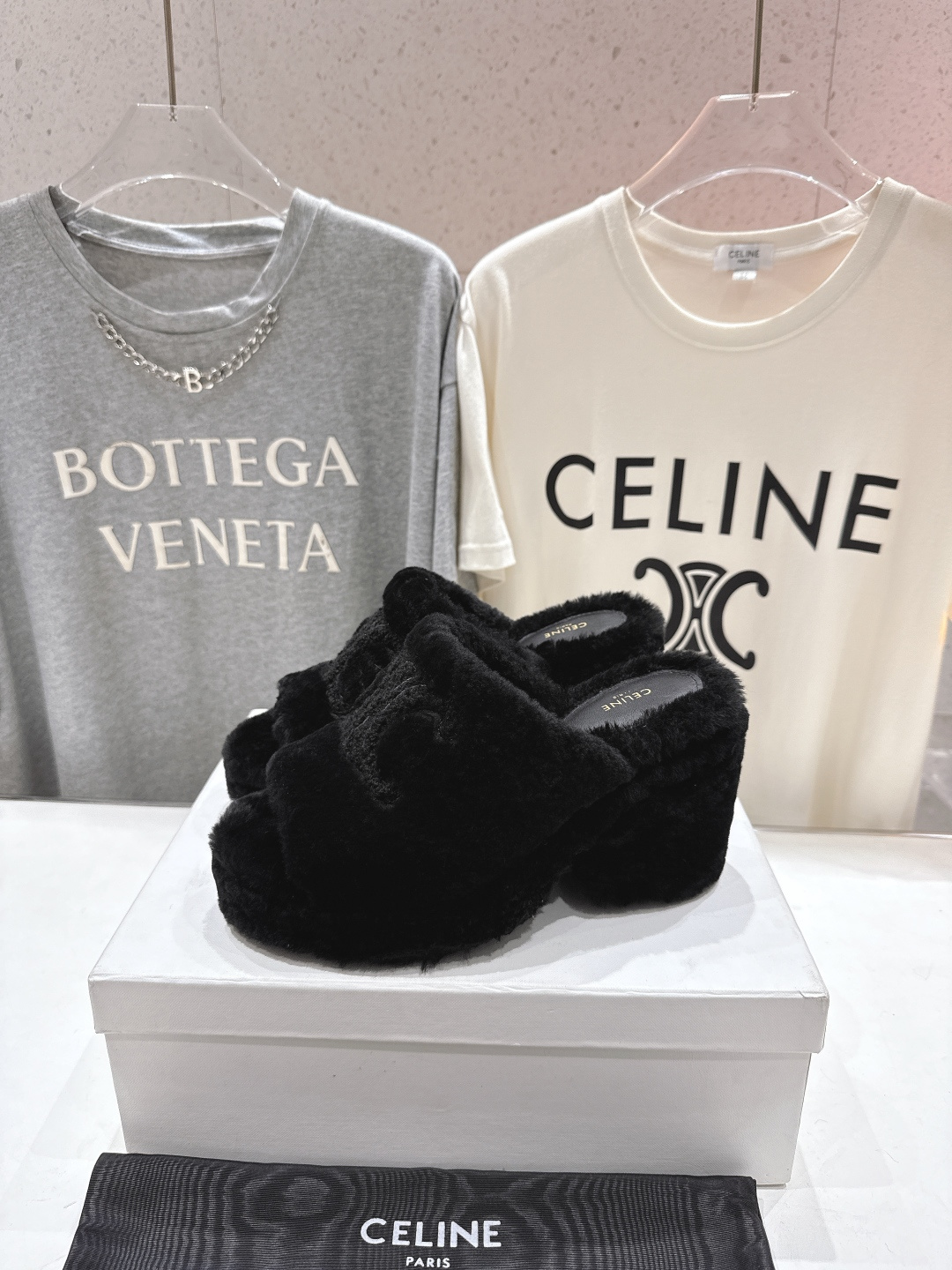 高版本出厂 Celine/塞琳 2025ss新款F030厚底坡跟半包羊毛拖鞋🐏，上脚非常舒适保暖这一季的
