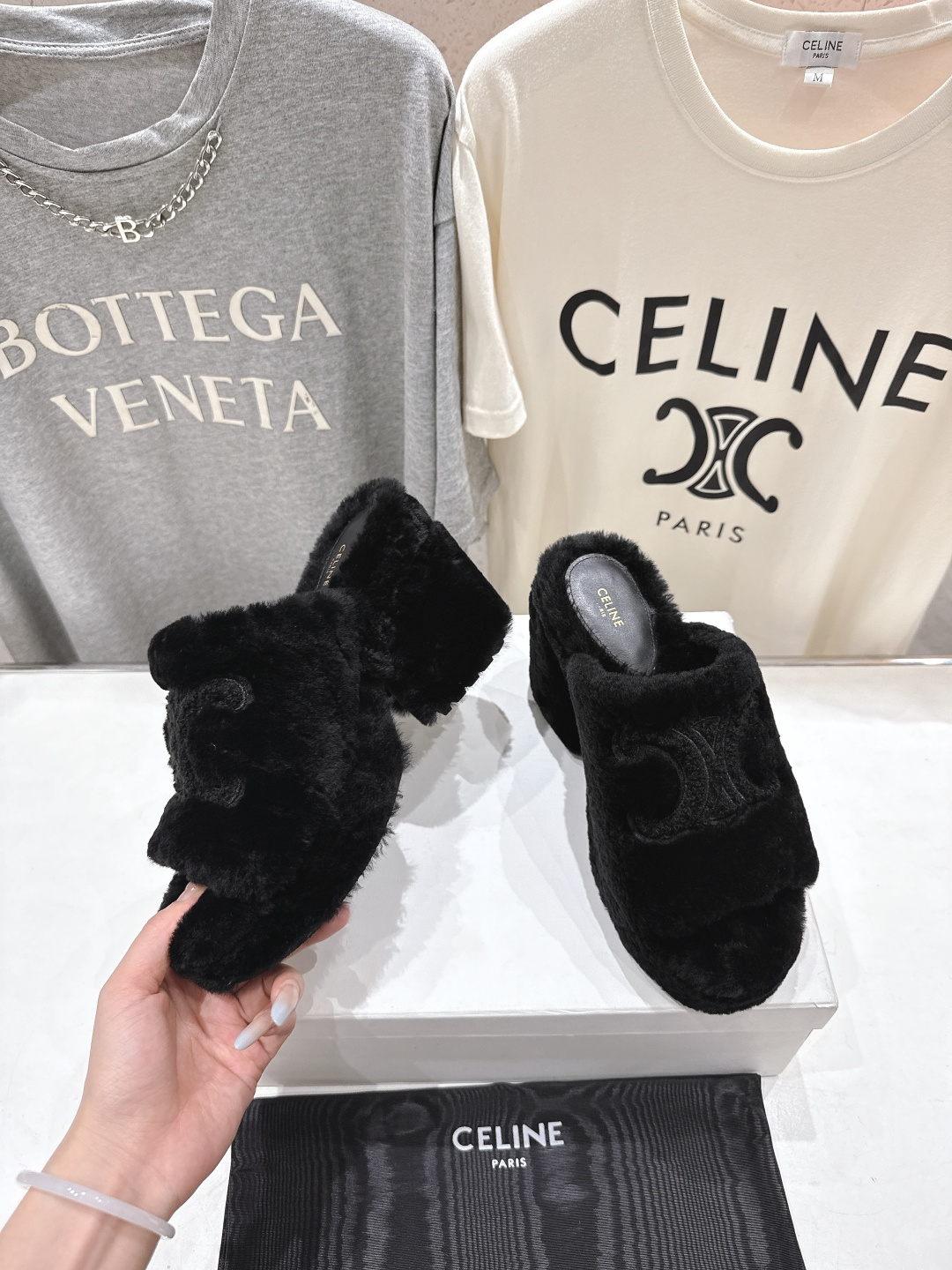 高版本出厂 Celine/塞琳 2025ss新款F030厚底坡跟半包羊毛拖鞋🐏，上脚非常舒适保暖这一季的