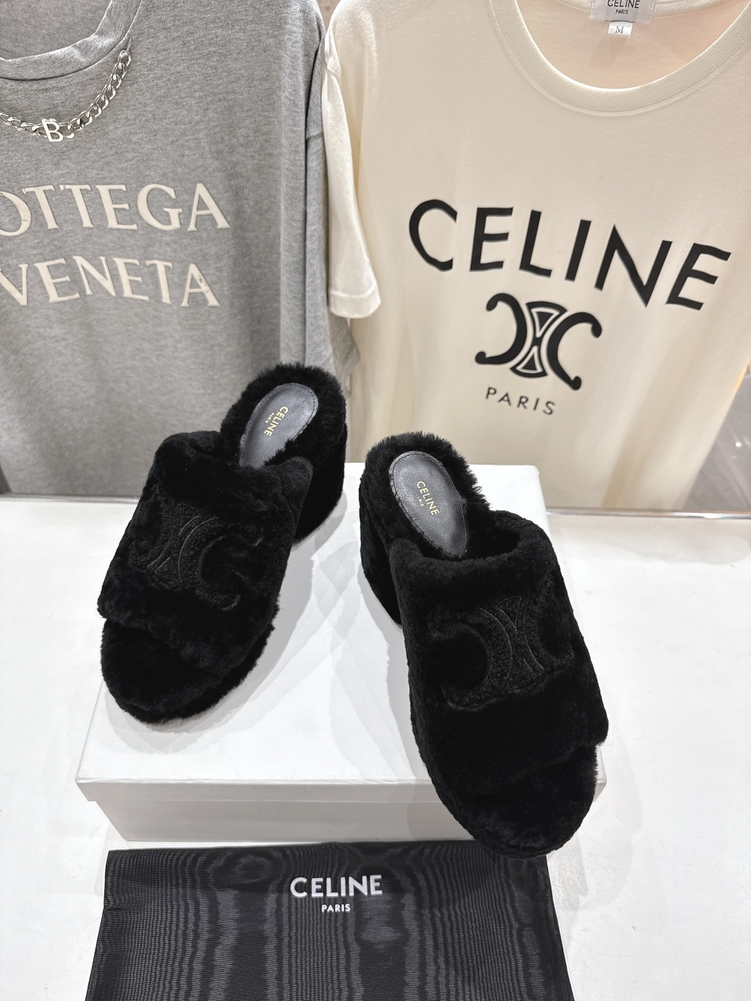高版本出厂 Celine/塞琳 2025ss新款F030厚底坡跟半包羊毛拖鞋🐏，上脚非常舒适保暖这一季的