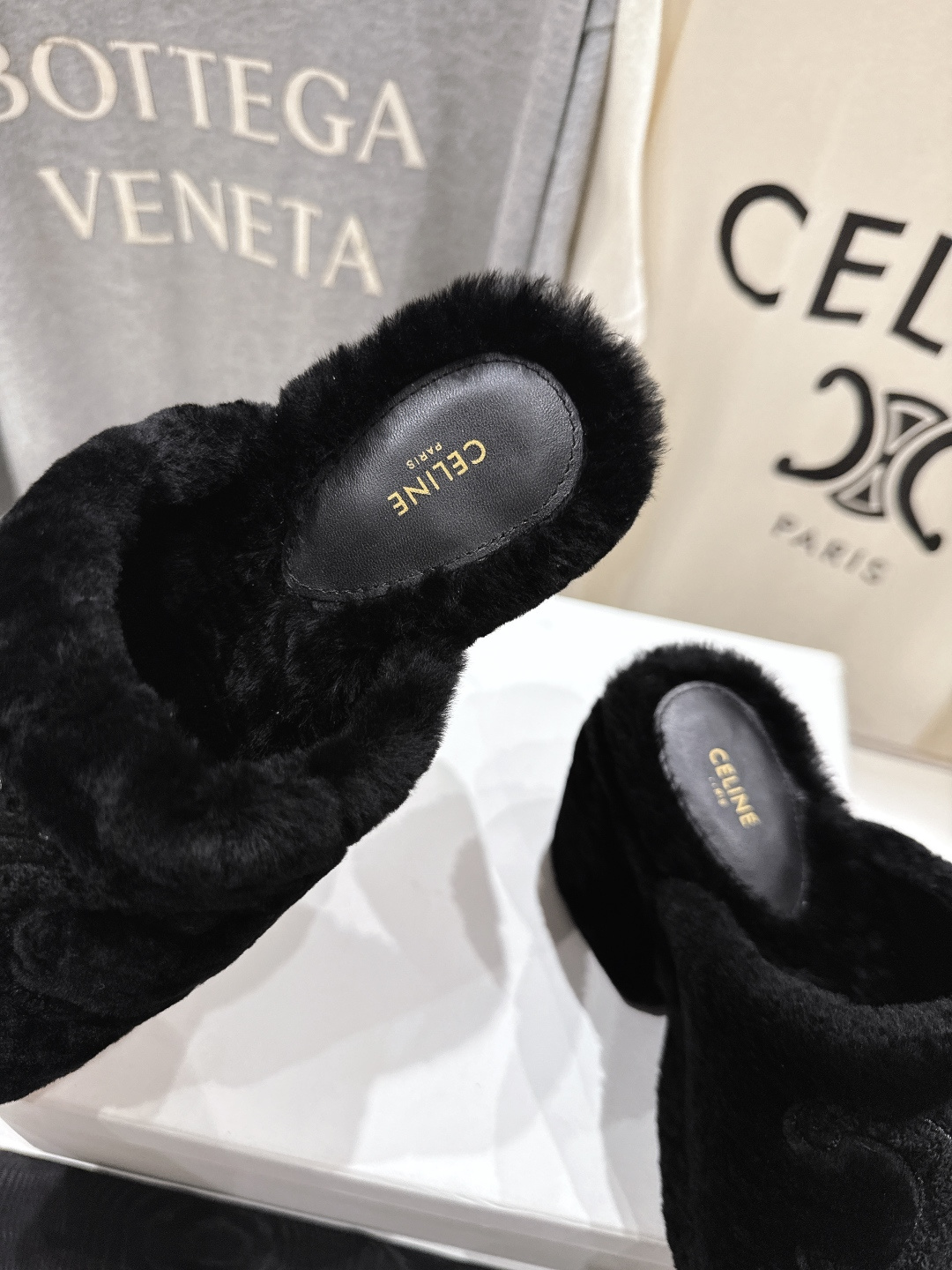 高版本出厂 Celine/塞琳 2025ss新款F030厚底坡跟半包羊毛拖鞋🐏，上脚非常舒适保暖这一季的