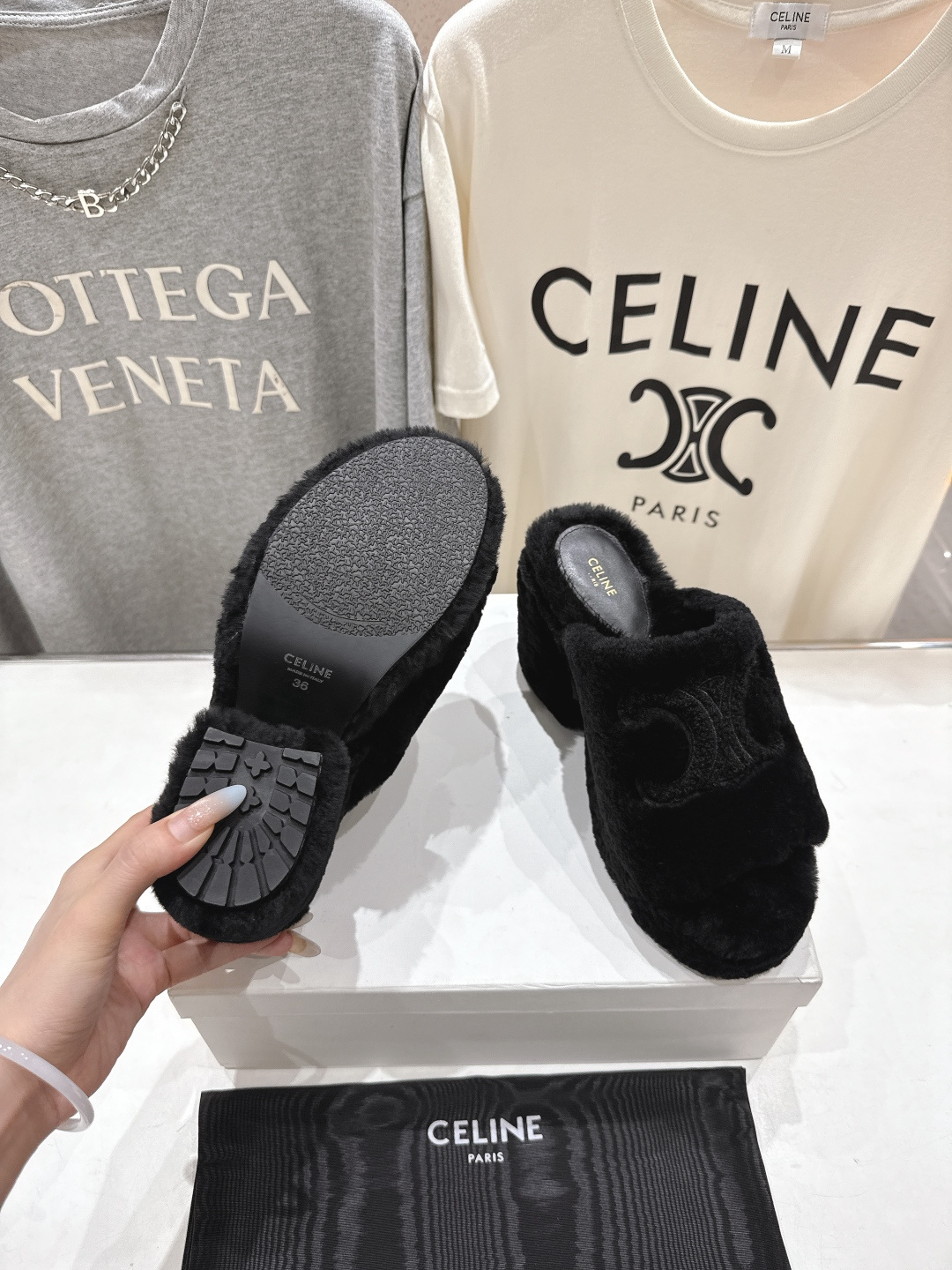 高版本出厂 Celine/塞琳 2025ss新款F030厚底坡跟半包羊毛拖鞋🐏，上脚非常舒适保暖这一季的