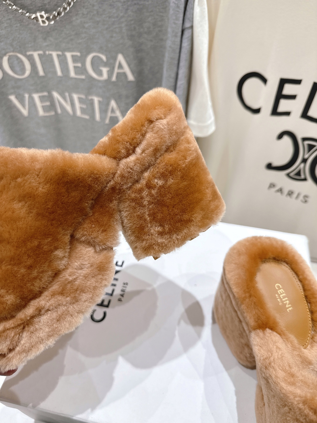 高版本出厂 Celine/塞琳 2025ss新款F030厚底坡跟半包羊毛拖鞋🐏，上脚非常舒适保暖这一季的