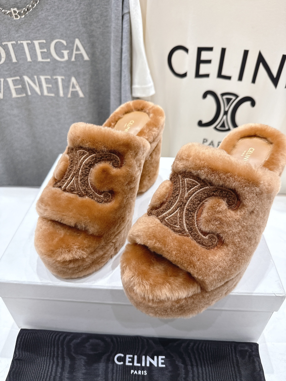 高版本出厂 Celine/塞琳 2025ss新款F030厚底坡跟半包羊毛拖鞋🐏，上脚非常舒适保暖这一季的