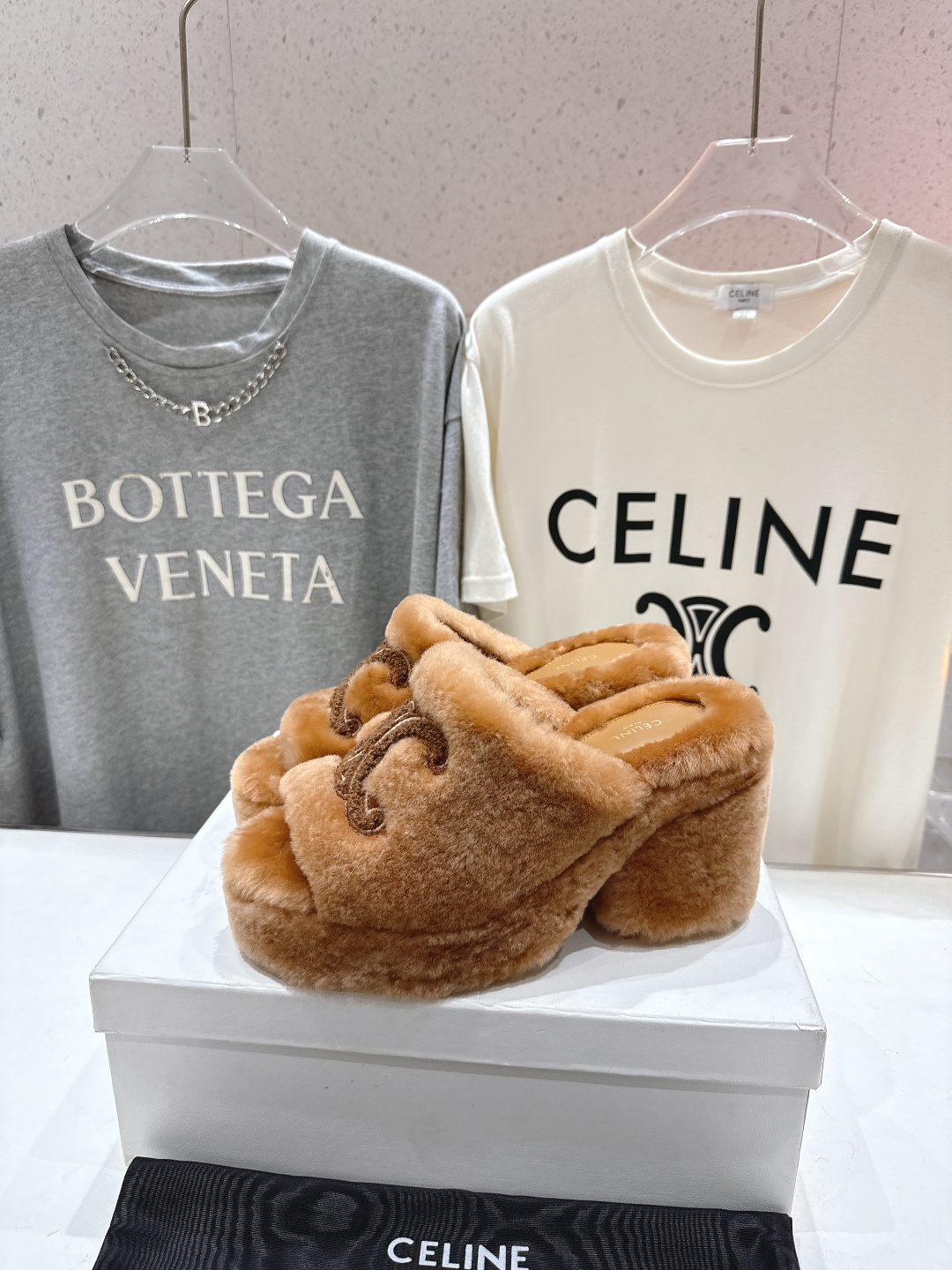高版本出厂 Celine/塞琳 2025ss新款F030厚底坡跟半包羊毛拖鞋🐏，上脚非常舒适保暖这一季的