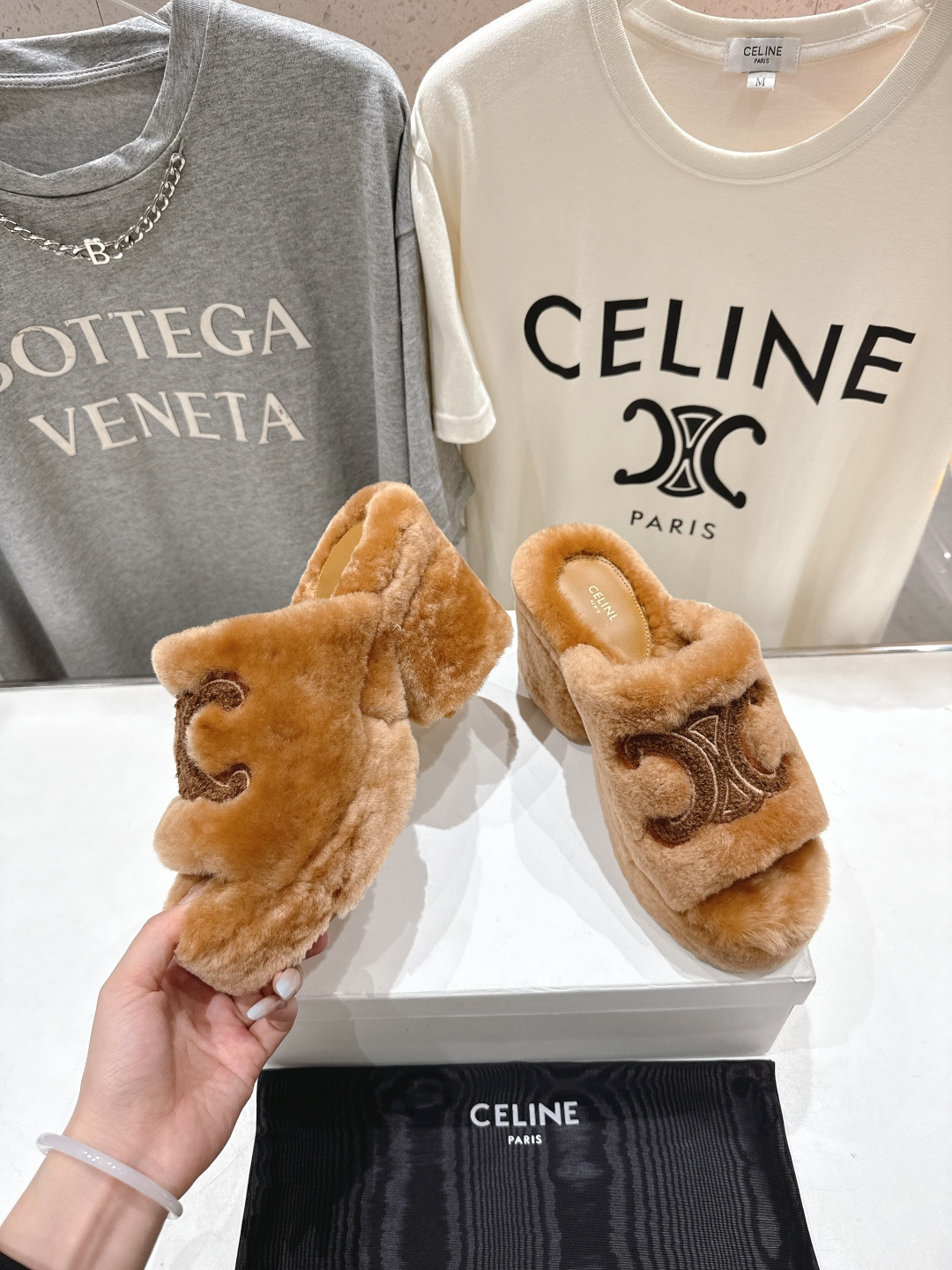 高版本出厂 Celine/塞琳 2025ss新款F030厚底坡跟半包羊毛拖鞋🐏，上脚非常舒适保暖这一季的