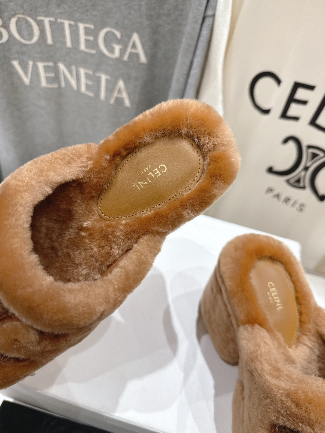 高版本出厂 Celine/塞琳 2025ss新款F030厚底坡跟半包羊毛拖鞋🐏，上脚非常舒适保暖这一季的