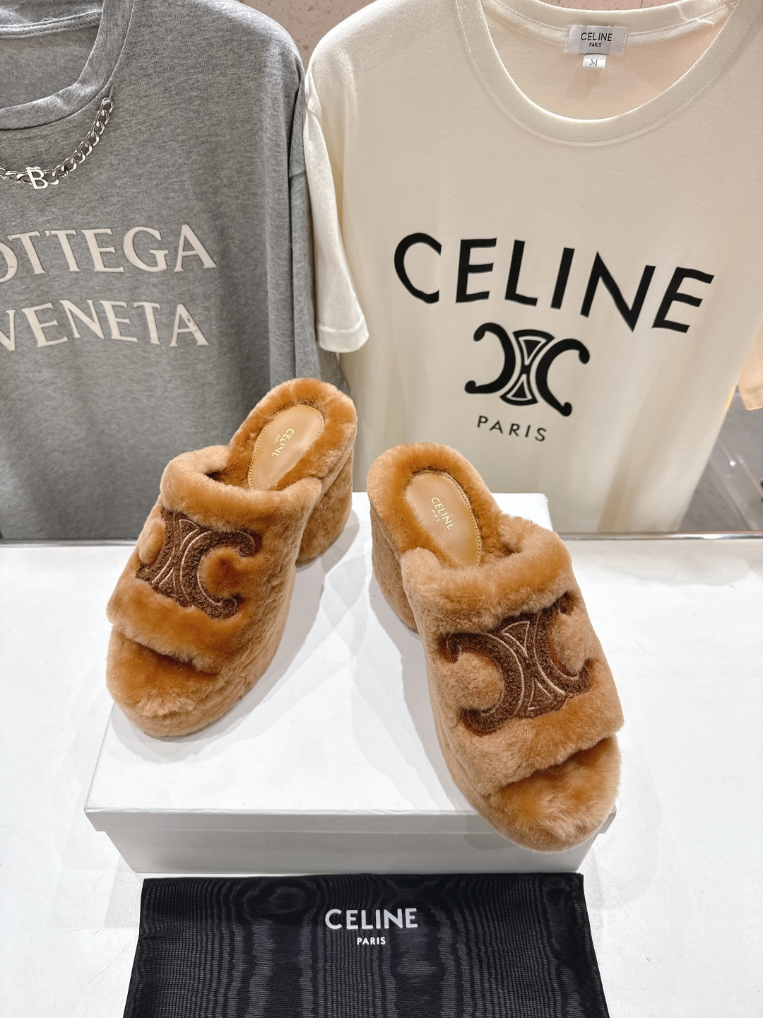 高版本出厂 Celine/塞琳 2025ss新款F030厚底坡跟半包羊毛拖鞋🐏，上脚非常舒适保暖这一季的