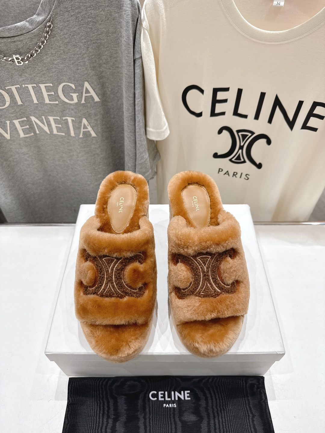 高版本出厂 Celine/塞琳 2025ss新款F030厚底坡跟半包羊毛拖鞋🐏，上脚非常舒适保暖这一季的