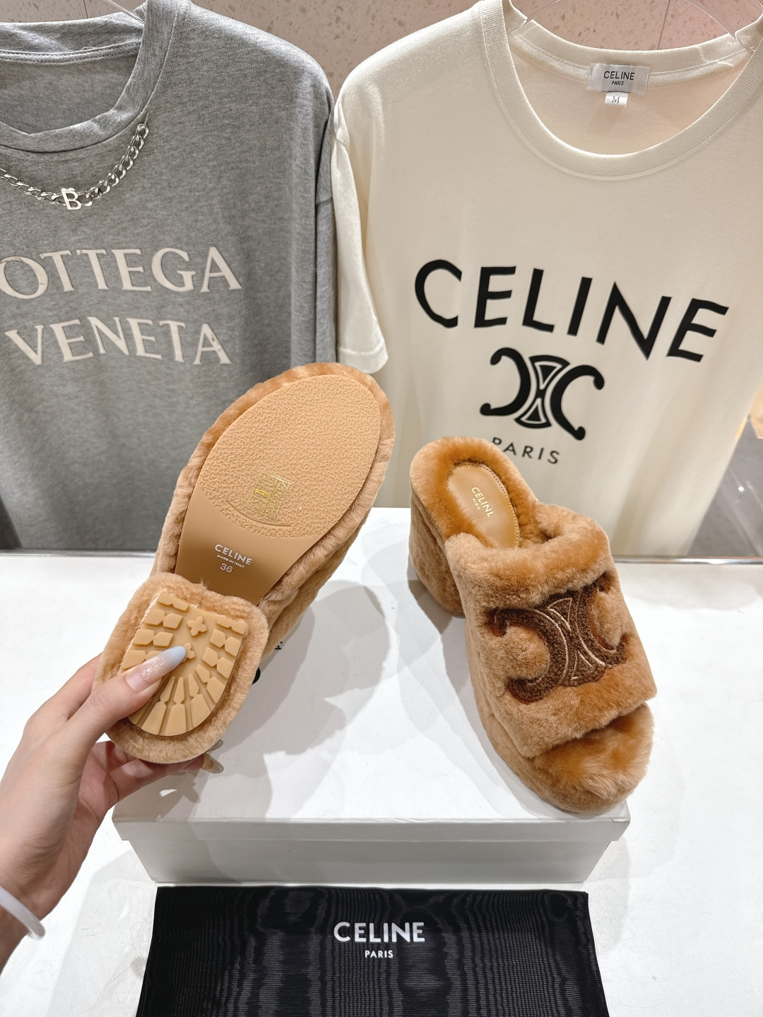 高版本出厂 Celine/塞琳 2025ss新款F030厚底坡跟半包羊毛拖鞋🐏，上脚非常舒适保暖这一季的