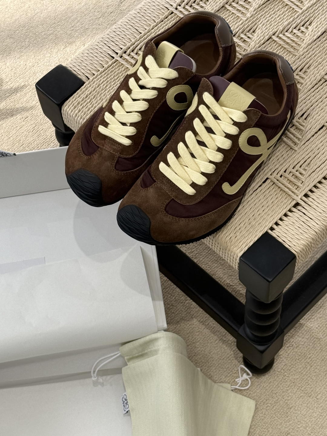 NO:234125,LOEWE second-generation ballet sneakers, brand new design language, cute and cute style, and also the most popular combination. Sneakers that make you look small. They don’t get tired of your feet. The more you look, the more you like it. The upper material is made of imported cattle back-velvet imported calfskin imported from Taiwan. The three materials are spliced ​​(the needle car is accurate in wiring) The inner material is made of customized lambskin footbed cowhide wrapped PU mold. The sole adopts exclusive mold opening TPU sole, casual shoes/sports shoes, loewe, sneakers, cowhide, sheepskin, umbrellas19860909LOEWE 二代芭蕾运动鞋 全新的的设计语言 呆萌可爱造型 也是最火的搭配 非常显脚小的运动鞋 暴走不累脚 越看越喜欢 鞋面材质采用进口牛反绒进口小牛皮台湾进口雨伞布三种材质拼接（针车走线精准） 内里材质采用定制小羊皮垫脚牛皮包裹PU模具 大底采用独家开模TPU大底,休闲鞋/运动鞋,loewe,sneakers,cowhide,sheepskin,umbrellas,Women's Shoes