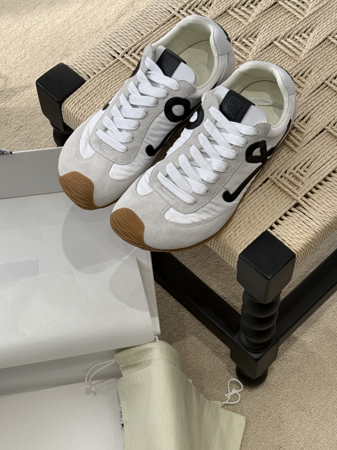 NO:234131,Loewe second-generation ballet couple sneakers, brand new design language, cute and cute style, also the most popular combination, very small sneakers, walking without tiring feet, the more you look, the more you like it, the upper material is made of imported cattle back-velvet imported calf leather, Taiwan imported umbrella cloth, three materials are spliced ​​(the needle car is accurate in wiring) The inner material is made of custom lambskin footbed cowhide wrapping PU mold, the sole adopts exclusive open mold TPU sole, women's style, men's style, casual shoes/sports shoes, loewe, sneakers, cowhide, sheepskin, umbrellas19860909Loewe 二代芭蕾情侣运动鞋 全新的的设计语言 呆萌可爱造型 也是最火的搭配 非常显脚小的运动鞋 暴走不累脚 越看越喜欢 鞋面材质采用进口牛反绒进口小牛皮台湾进口雨伞布三种材质拼接（针车走线精准） 内里材质采用定制小羊皮垫脚牛皮包裹PU模具 大底采用独家开模TPU大底 女款    男款,休闲鞋/运动鞋,loewe,sneakers,cowhide,sheepskin,umbrellas,Women's Shoes