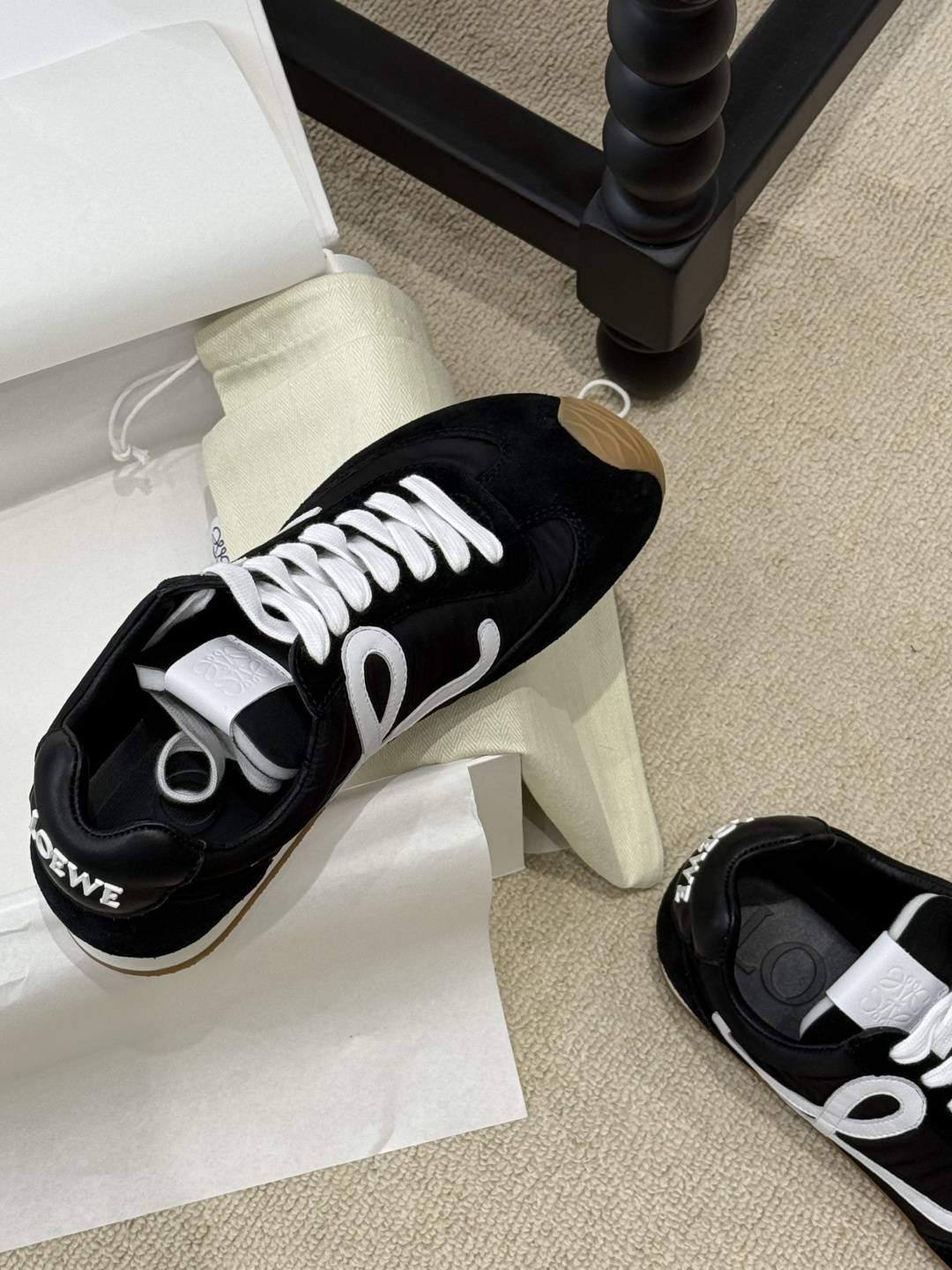 NO:234137,Loewe second-generation ballet couple sneakers, brand new design language, cute and cute style, also the most popular combination, very small sneakers, walking without tiring feet, the more you look, the more you like it, the upper material is made of imported cattle back-velvet imported calf leather, Taiwan imported umbrella cloth, three materials are spliced ​​(the needle car is accurate in wiring) The inner material is made of custom lambskin footbed cowhide wrapping PU mold, the sole adopts exclusive open mold TPU sole, women's style, men's style, casual shoes/sports shoes, loewe, sneakers, cowhide, sheepskin, umbrellas19860909Loewe 二代芭蕾情侣运动鞋 全新的的设计语言 呆萌可爱造型 也是最火的搭配 非常显脚小的运动鞋 暴走不累脚 越看越喜欢 鞋面材质采用进口牛反绒进口小牛皮台湾进口雨伞布三种材质拼接（针车走线精准） 内里材质采用定制小羊皮垫脚牛皮包裹PU模具 大底采用独家开模TPU大底 女款    男款,休闲鞋/运动鞋,loewe,sneakers,cowhide,sheepskin,umbrellas,Women's Shoes