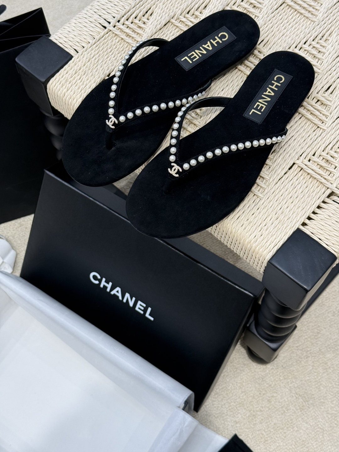 NO:237670,Chanel * Rhinestone velvet flip flops, velvet high-end feel, ~ the holiday atmosphere is strong ~ the freedom to walk around the world in summer!  Swarovski pearl embellishment~ crystal clear~ skin-friendly fetal cowhide wraps the foot position~ reduces friction coefficient!  Velvet texture comfortable., split-toed shoes, chanel, swarovski, cowhide19860909Chanel * 水钻天鹅绒人字拖 丝绒高级感拉满～度假氛围浓厚～夏季一双人字拖行走天下的自由！施华洛世奇珍珠点缀～晶莹剔透～亲肤感胎牛皮包裹夹脚位置～减少摩擦系数！丝绒质感舒服.,分趾鞋,chanel,swarovski,cowhide,Women's Shoes