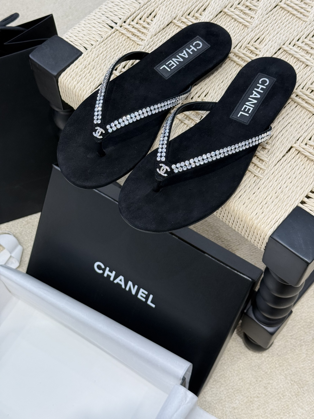 NO:237658,Chanel * Rhinestone velvet flip flops, velvet high-end feel, ~ the holiday atmosphere is strong ~ the freedom to walk around the world in summer!  Swarovski pearl embellishment~ crystal clear~ skin-friendly fetal cowhide wraps the foot position~ reduces friction coefficient!  Velvet texture comfortable., split-toed shoes, chanel, swarovski, cowhide19860909Chanel * 水钻天鹅绒人字拖 丝绒高级感拉满～度假氛围浓厚～夏季一双人字拖行走天下的自由！施华洛世奇珍珠点缀～晶莹剔透～亲肤感胎牛皮包裹夹脚位置～减少摩擦系数！丝绒质感舒服.,分趾鞋,chanel,swarovski,cowhide,Women's Shoes