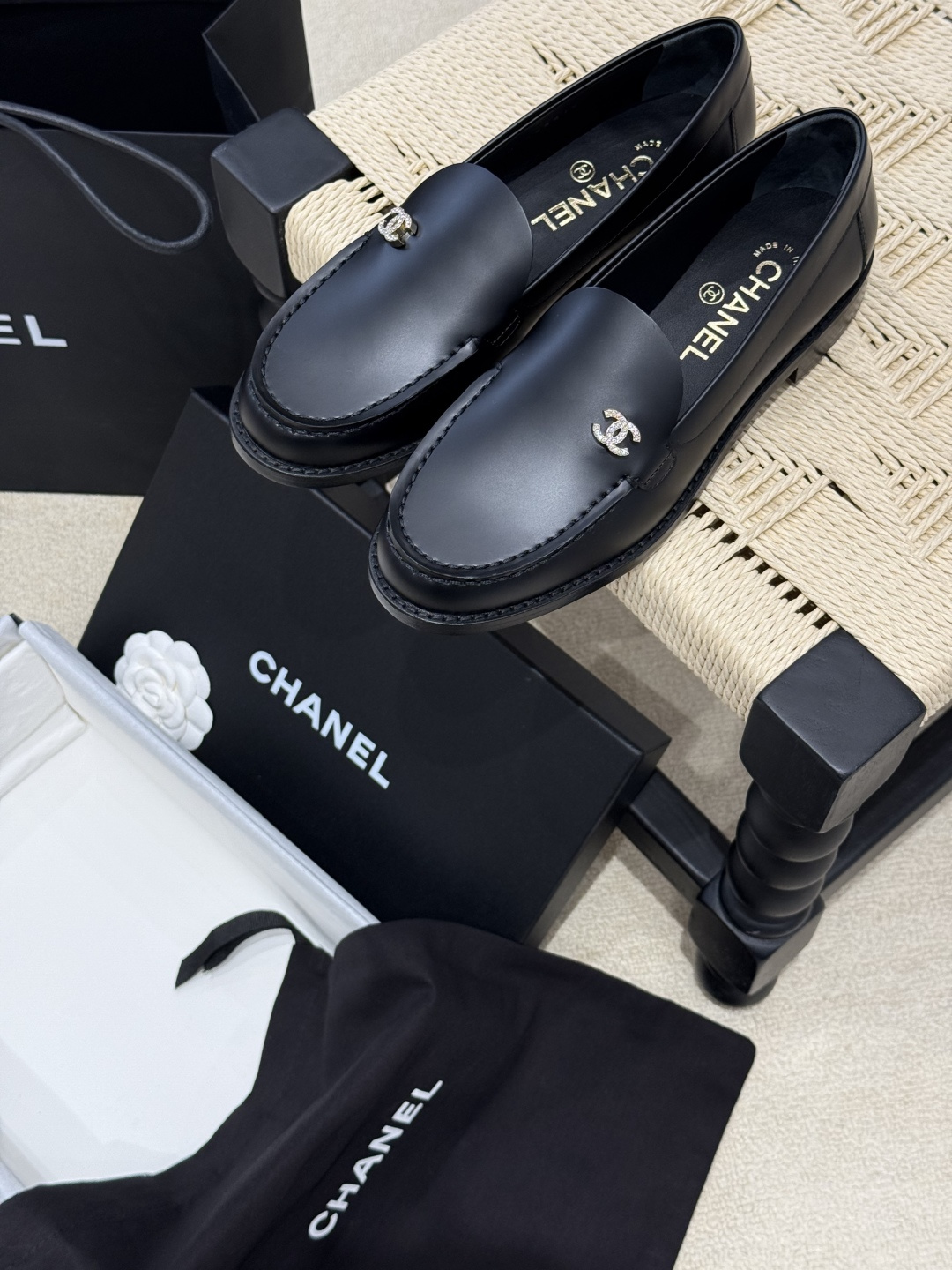 NO:410271,Chanel Chanel new loafers with minimalist design and diamond buckle logo embellishment. Old-fashioned temperament. The matte matte leather is very textured. It is super comfortable to wear. size35 36 37 38 39 40.,Loafers,chanel,chanel,loafers19860909Chanel 香奈儿新款乐福鞋 极简设计搭配钻扣logo点缀 老钱风气质 哑光雾面的皮质非常显质感 上脚超级舒服 size35 36 37 38 39 40.,乐福鞋,chanel,chanel,loafers,Women's Shoes