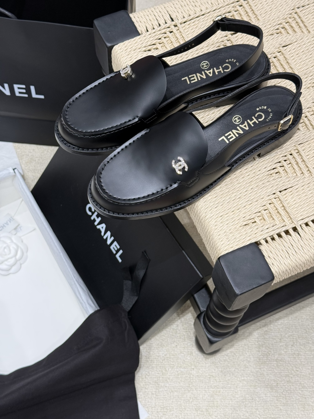 NO:410258,*Chanel's new hollow loafers, minimalist design with diamond buckle logo embellishment, old-fashioned temperament, matte matte leather is very textured, super comfortable to wear size35 36 37 38 39 40.,Loafers, chanel,loafers19860909*香奈儿新款后空乐福鞋 极简设计搭配钻扣logo点缀 老钱风气质 哑光雾面的皮质非常显质感 上脚超级舒服 size35 36 37 38 39 40.,乐福鞋,chanel,loafers,Women's Shoes