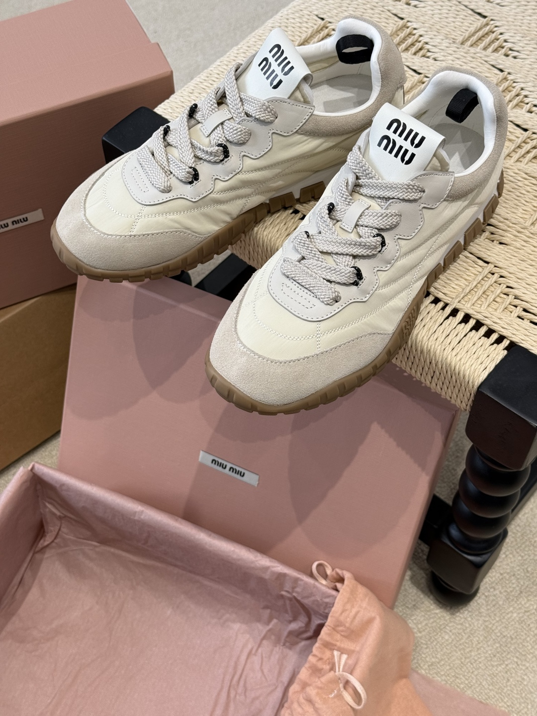 NO:257224,Muumiu new fabric fabric and suede leather sneakers Tyre combines elegant temperament and sports functions. Dynamic rubber soles are flexible and wear-resistant, reminiscent of tire patterns. This version of sneakers is made of fabric fabric and suede leather. Size35 36 37 38 39 40, casual shoes/sports shoes, miumiu, sneakers19860909Muumiu 新款织物面料与绒面皮革运动鞋 Tyre集优雅气质与运动功能于一身 动感橡胶鞋底柔韧耐磨 令人联想起轮胎花纹 这一版运动鞋选用织物面料与绒面皮革制成 昭示Miu Miu前卫态度 size35 36 37 38 39 40,休闲鞋/运动鞋,miumiu,sneakers,Women's Shoes