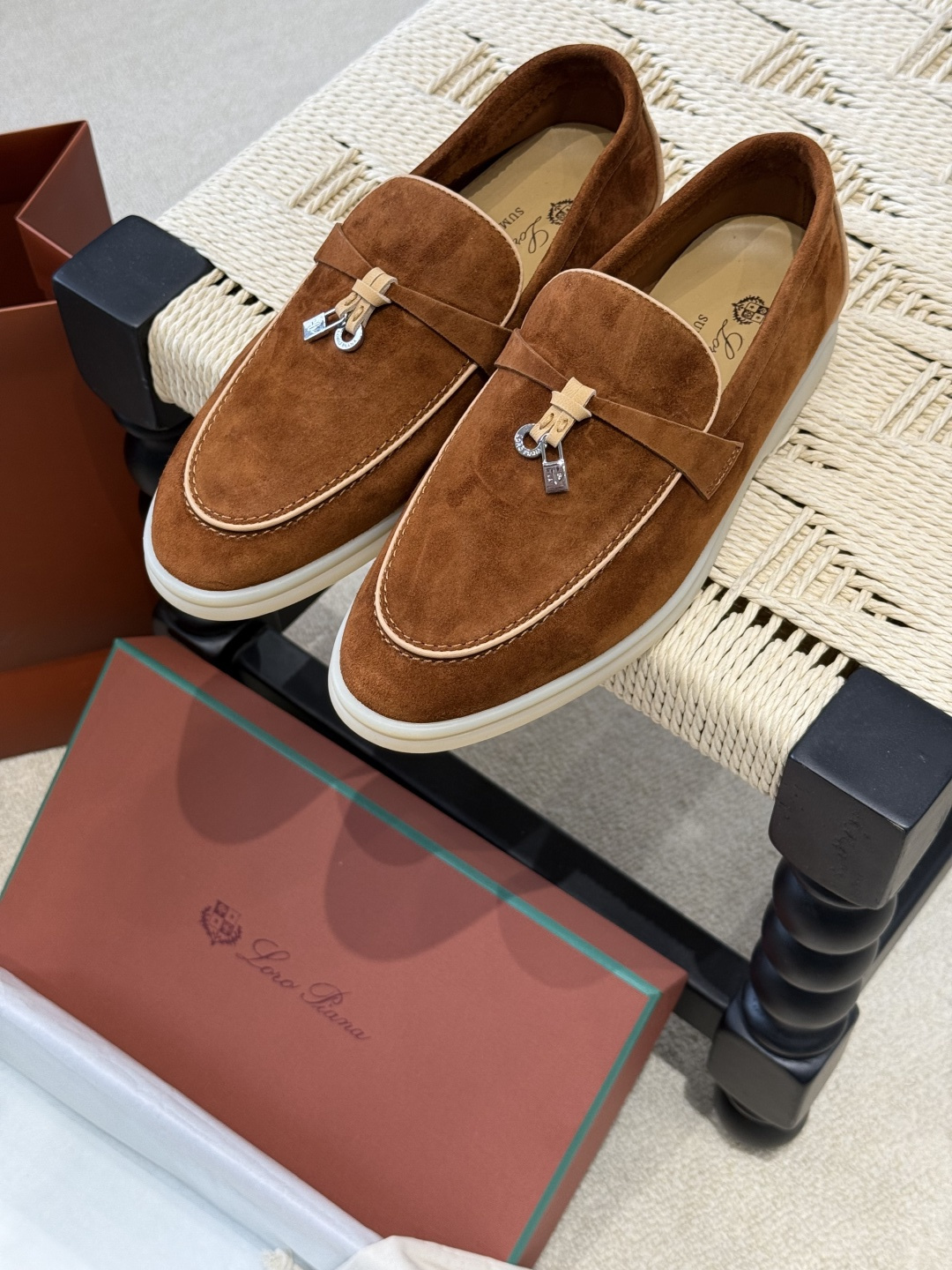 NO:258776,Loro Piana Women's Mocasin shoes LP Italian luxury brand Iconic Summer Charms Walk Mocasin shoes The most comfortable loafer shoes to wear. I personally tested the 20,000 steps and didn't get tired at all. It's a shoe that can walk thousands of steps a day. The delicate and soft wool upper is paired with a custom plain calf leather inner low-key luxury feeling. Semi-hand sewing process. The details are very well handled. The industry benchmark quality. Customized imported rubber sole (customized) is not returned or exchanged. Loafers, loro piano, loro piano, loafers, cowhide19860909Loro Piana 诺悠翩雅女士莫卡辛鞋 LP意大利顶奢品牌 标志性的Summer Charms Walk莫卡辛鞋 上脚最舒服的一款乐福鞋 亲自测试暴走两万步一点都不累脚 简直是日行万步的鞋子 细腻柔软的胎牛绒鞋面搭配定制平纹小牛皮内里 低调奢华的感受 半手工缝制工艺 细节处理非常到位 行业标杆品质.渠道定制进口橡胶材质大底  （定制）不退换,乐福鞋,loro piana,loro piana,loafers,cowhide,Women's Shoes