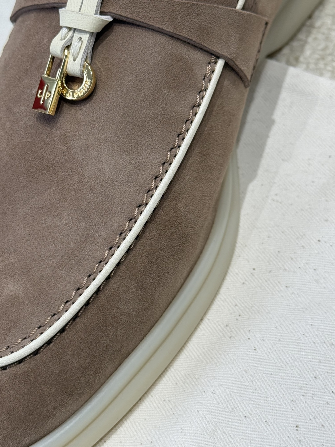 NO:258779,Every detail visible to the naked eye is restored. You can compare the currency on the streets of the market at will, loafers, and loafers.19860909肉眼可见的每一处细节都是还原 可随意对比市面烂大街的通货,乐福鞋,loafers,Women's Shoes