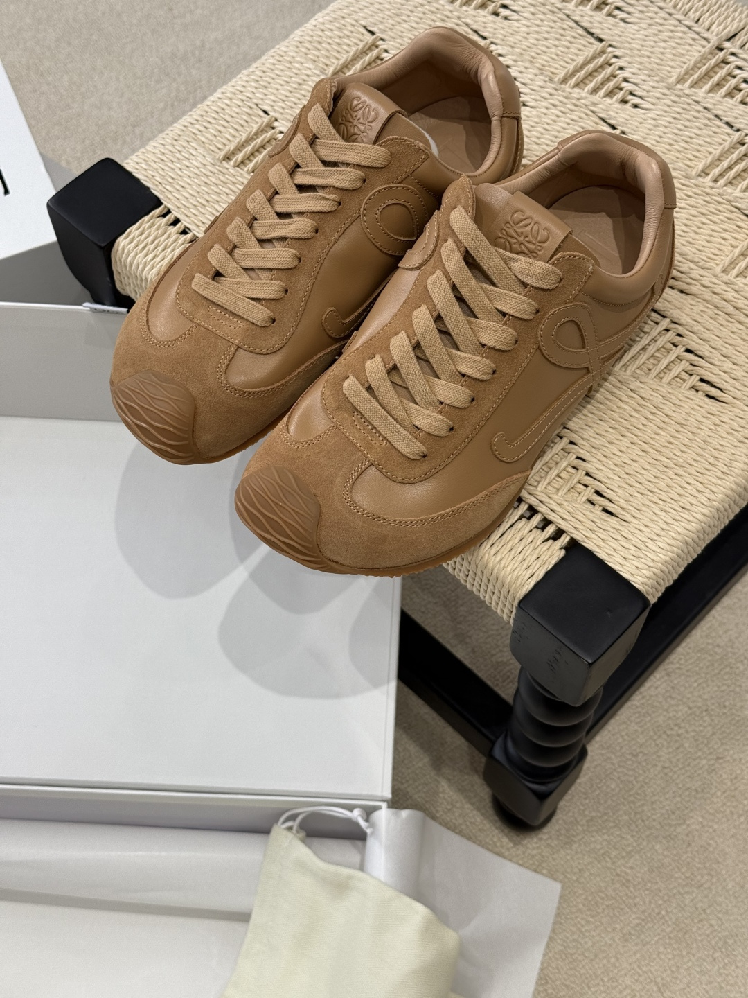 NO:257189,Loewe second-generation ballet women's sneakers, brand new design language, cute and cute style, and also the most popular combination. Sneakers that make you look small, don't get tired of your feet. The more you look, the more you like it. The upper material is made of imported cow back-velvet imported calf leather imported from Taiwan. The three materials are spliced ​​(the needle car is accurate in wiring) The inner material is made of customized lambskin footbed cowhide wrapped PU mold. The sole adopts exclusive open mold TPU sole for women, casual shoes/sports shoes, loewe, sneakers, cowhide, sheepskin, umbrellas19860909Loewe 二代芭蕾女款运动鞋 全新的的设计语言 呆萌可爱造型 也是最火的搭配 非常显脚小的运动鞋 暴走不累脚 越看越喜欢 鞋面材质采用进口牛反绒进口小牛皮台湾进口雨伞布三种材质拼接（针车走线精准） 内里材质采用定制小羊皮垫脚牛皮包裹PU模具 大底采用独家开模TPU大底 女款,休闲鞋/运动鞋,loewe,sneakers,cowhide,sheepskin,umbrellas,Women's Shoes